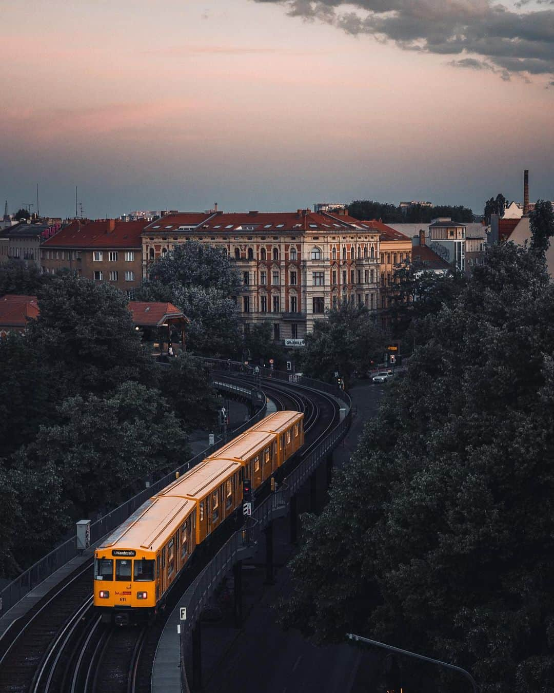 Thomas Kakarekoさんのインスタグラム写真 - (Thomas KakarekoInstagram)「morning commute Both shots were taken from different levels of the same building. Which one do you like more, 1 or 2?  #berlin」6月20日 15時01分 - thomas_k