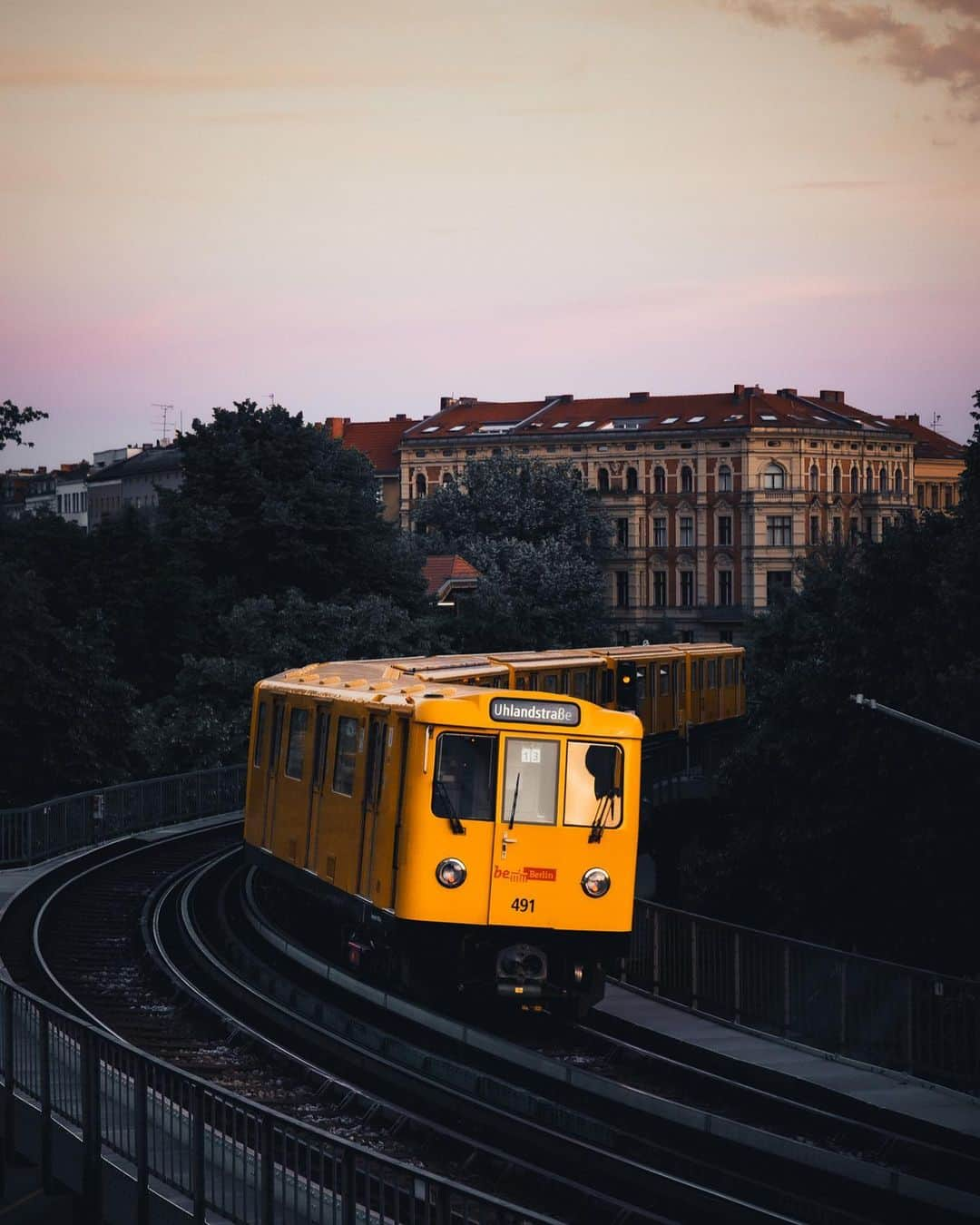 Thomas Kakarekoさんのインスタグラム写真 - (Thomas KakarekoInstagram)「morning commute Both shots were taken from different levels of the same building. Which one do you like more, 1 or 2?  #berlin」6月20日 15時01分 - thomas_k