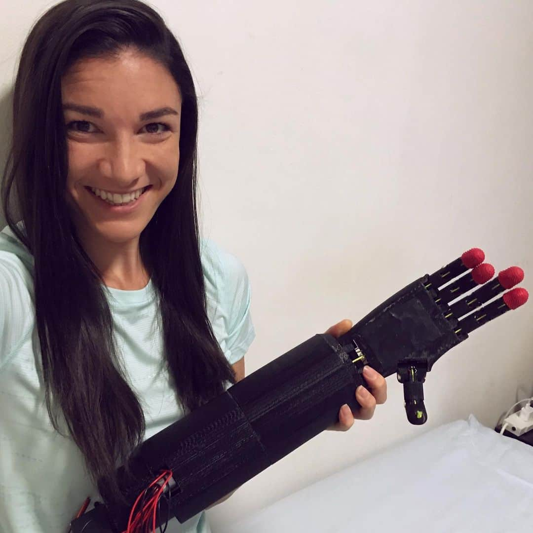 ミシェル・ジェネクのインスタグラム：「6.5 years later while competing on 9 Australian teams for athletics I’ve finally managed to finish my Bachelor of Engineering (Mechatronic) from The University of Sydney! Pictured here is the robotic arm I made for my thesis 🤓  Honestly so proud to have made it to this point and grateful to everyone who has helped me along the way 😊 Now time for the next chapter!」