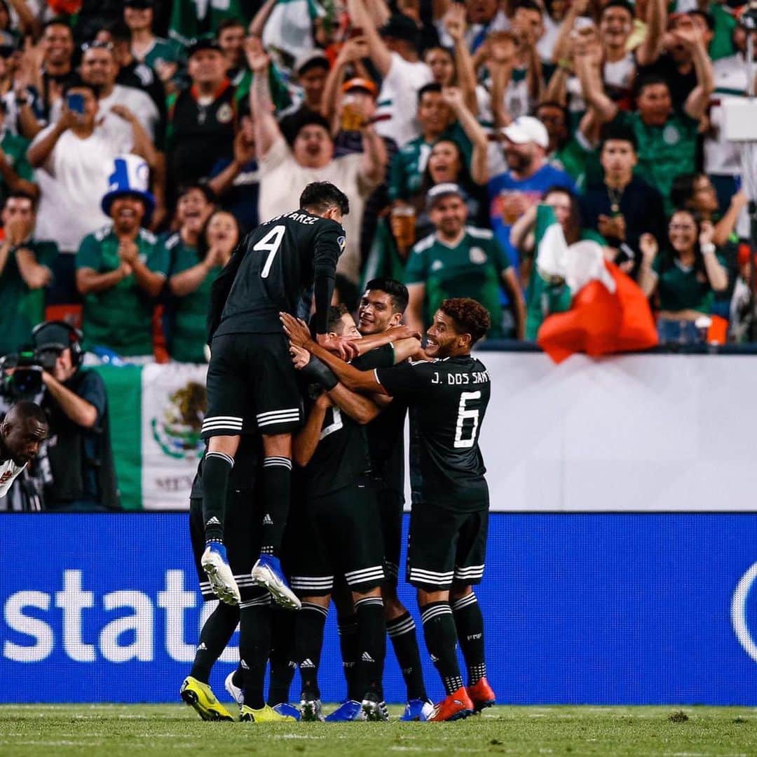 ジョナタン・ドス・サントスさんのインスタグラム写真 - (ジョナタン・ドス・サントスInstagram)「Porque no la metiste weeeeeey!!!? 😂😂 Gran victoria del equipo!!! Vamos México!」6月20日 15時06分 - jona2santos