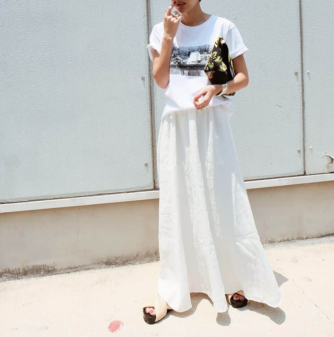 のインスタグラム：「white🕊 * 暑いからホワイトも清涼感あっていいよね♡ * 人気のphoto Tもやっと再入荷します！ * webには新作入荷のリネンロングSK。私はズルズル長い丈が好きなのでこの長さにしてますが背の低い方は丈直しに出されてもいいと思います☺️ * ウエスト周りはスッキリとしたデザインなのでお腹周りが気になられてる方にもおすすめのスカートです！ * 22:00 in stock * #masaco服  #MACHATT」