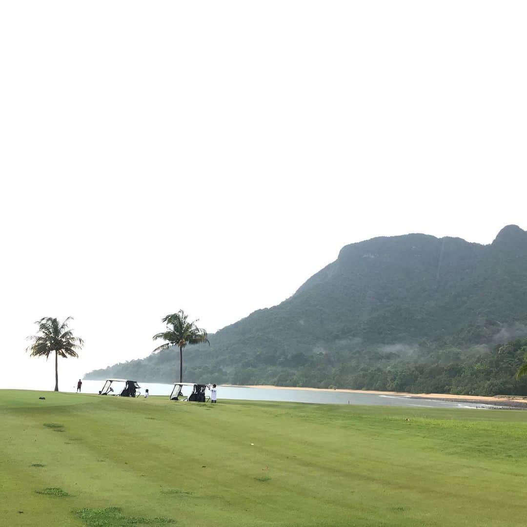 菊地浩輔さんのインスタグラム写真 - (菊地浩輔Instagram)「ランカウイでゴルフー！！ 山と海に囲まれて最高のロケーション！！！ 楽しいしか言いようないわ！  #大阪チャンネル #浜ちゃん後輩と行くマレーシアで休日 #ゴルフ #golf #ランカウイ #langkawi #マレーシア #Malaysia  ゴルフでのハイライト。 浜田さん、足元にあるの探してるボールじゃないですか？  ん？これお花。 … … … お花って言うタイプなんだ。」6月20日 15時09分 - okikusaaan