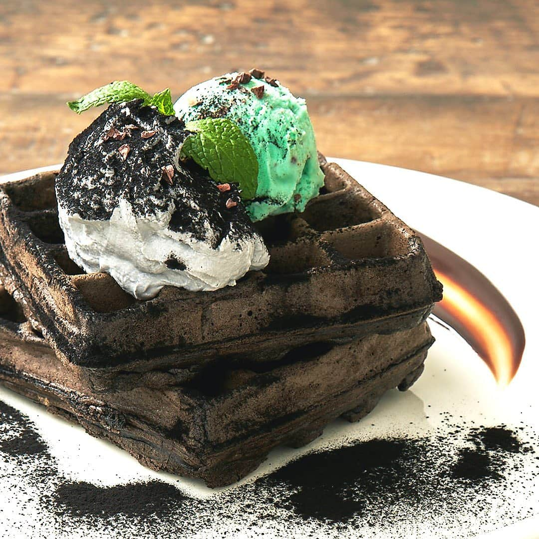 BOTANIST Tokyo（ボタニスト トウキョウ）さんのインスタグラム写真 - (BOTANIST Tokyo（ボタニスト トウキョウ）Instagram)「⠀ 【🍽CHOCOLATE MINT ICE CREAM ON CHARCOAL WAFFLES🍦🌲】 チョコミントはお好き？ チャコールとブラックココアのワッフルに、ひんやり爽やかなチョコミントアイスをトッピング。チャコール入りの生クリームに、チョコソースを絡めて。  食後のお口直しや、リフレッシュしたいときにぜひ🌿 ⠀ ⠀ Today is #peppermintday in Japan. Perfect for the season! Cooling choco-mint ice cream sandwiched between home-made charcoal and cocoa waffle. Topping with charcoal whipped cream and chocolate sauce. A must-have dessert after dinner! ⠀ #BOTANIST #ボタニスト #botanisttokyo #ボタニストトウキョウ 🛀@botanist_official 🌍@botanist_global 🇨🇳@botanist_chinese 🇰🇷@botanist_korea」6月20日 15時18分 - botanist_tokyo