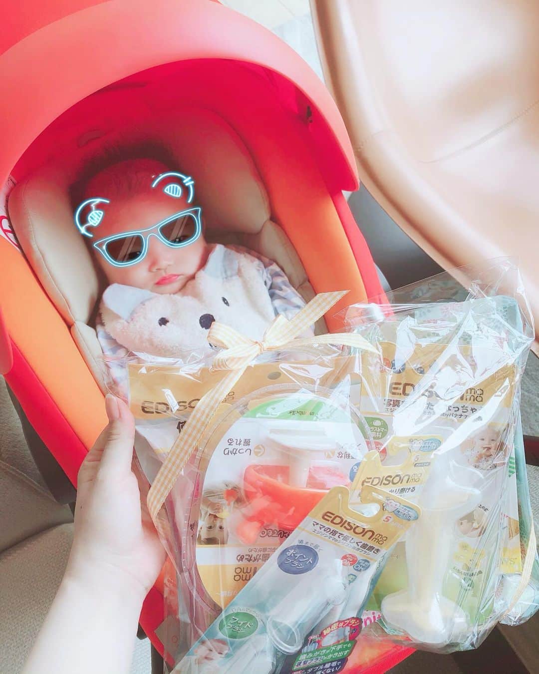 美馬怜子のインスタグラム：「今日はマネージャーさんと一緒🍵 初めて抱っこしてもらいました😊💛 ＊ そして、いつもインスタで見ていたエジソンママさんから事務所にプレゼントが届いていて嬉しかったです❣️ ありがとうございました💕 ＊ わくわくするものがたくさん✨👶✨ . #新米ママ #息子喜ぶ @official_edisonmama #エジソンママ」