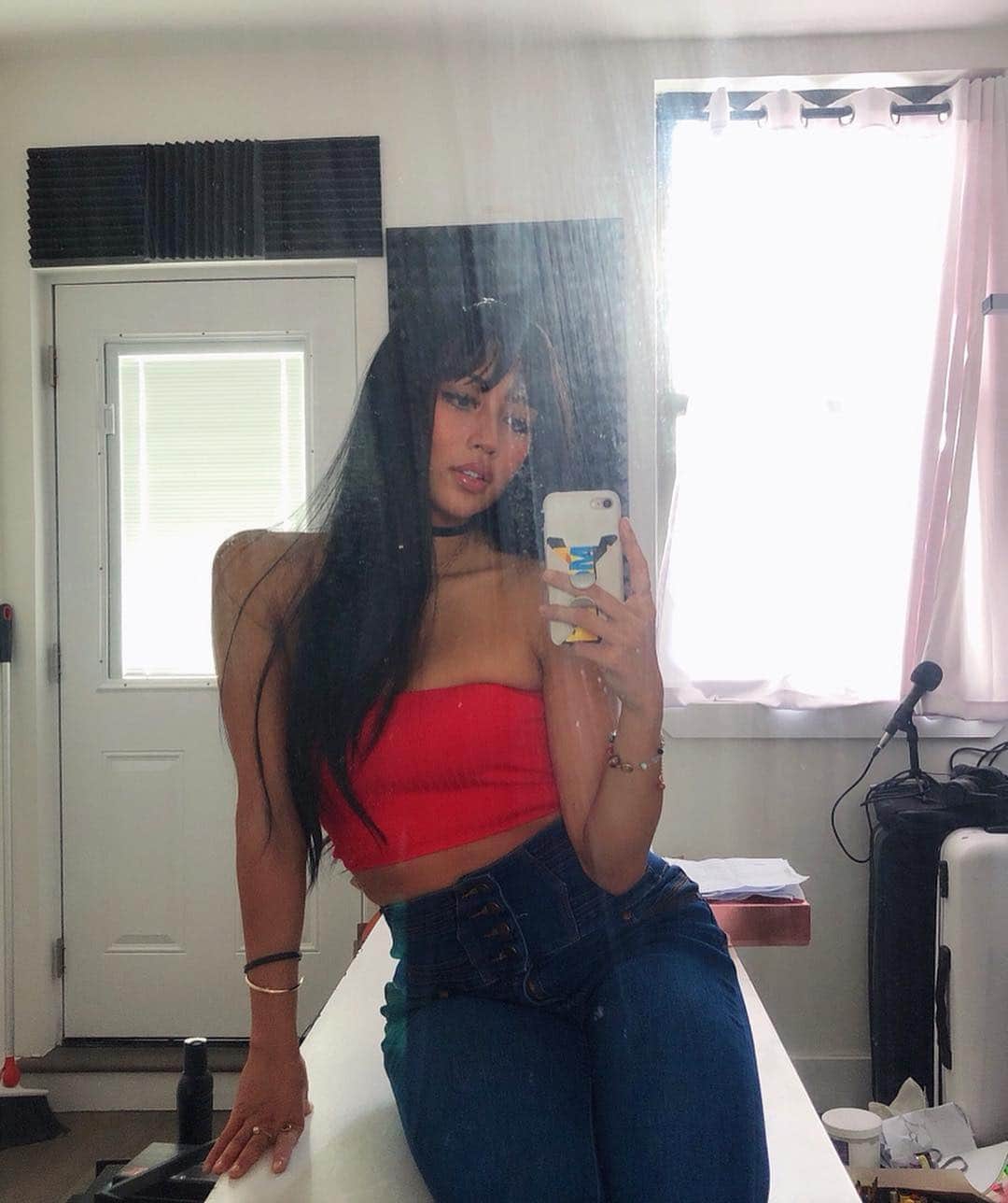 エイミー・ファムのインスタグラム：「if sailor mars had an instagram. and subpar cleaning skills 😅  jeans/wig/bangs: @amazon you can find all via link in bio #amazoninfluencerprogram  top: @privacypls @revolve」