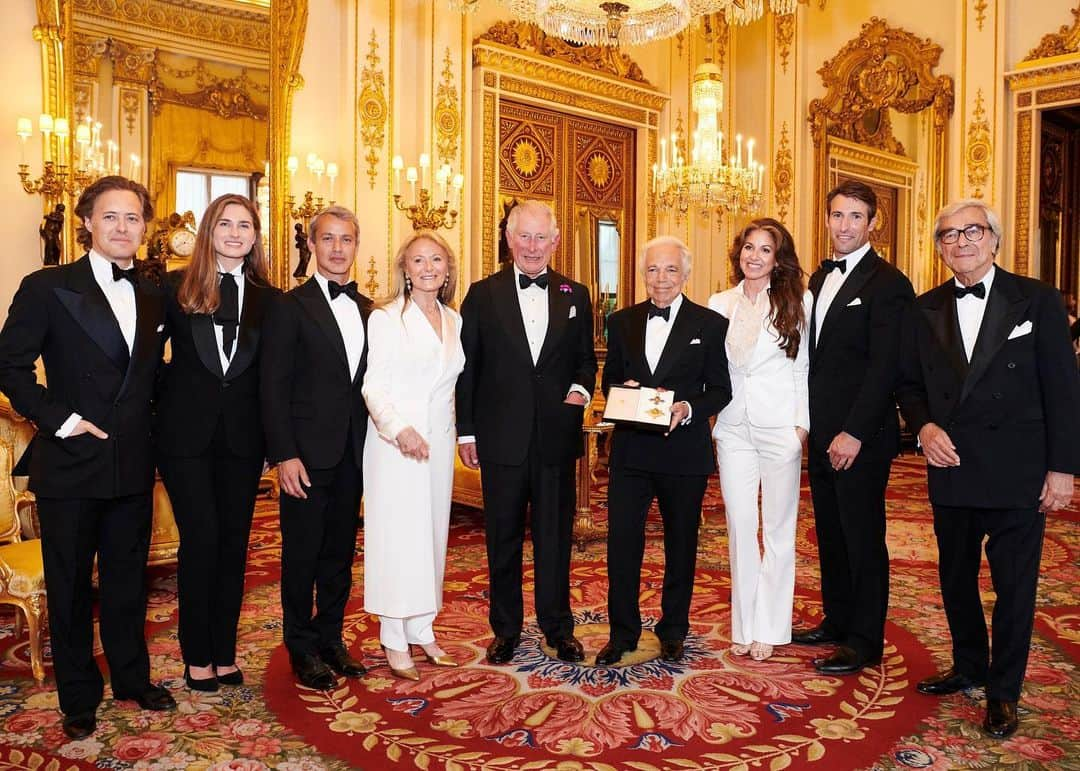 Polo Ralph Laurenさんのインスタグラム写真 - (Polo Ralph LaurenInstagram)「Ralph Lauren with his family in a private ceremony at Buckingham Palace in which His Royal Highness The Prince of Wales presented Mr. Lauren with the medal signifying his new title: Honorary Knight Commander of the Most Excellent Order of the British Empire, a first for an American fashion designer. . The ceremony marked the culmination of a long-standing mutual admiration between the iconic American designer and America’s most steadfast ally. “I’ve always loved England because it was non-fashion,” Mr. Lauren has said. “It was timeless. It was not about what was the latest new sleekness. It was about weathering and those things that get better with age.” . #RalphLauren #RL50 @UKinUSA @UKinNewYork  @ClarenceHouse @DavidLauren @LaurenBLauren @DylansCandyBar」6月20日 6時28分 - poloralphlauren