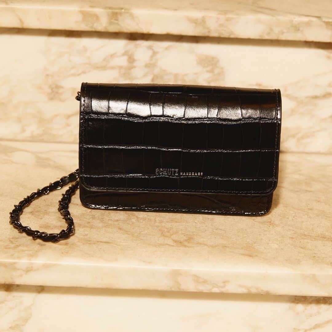 Schutzのインスタグラム：「MAKE YOUR CHOICE! 🖤 Hold it closer your new  #schutzhandbags #schutzresort」