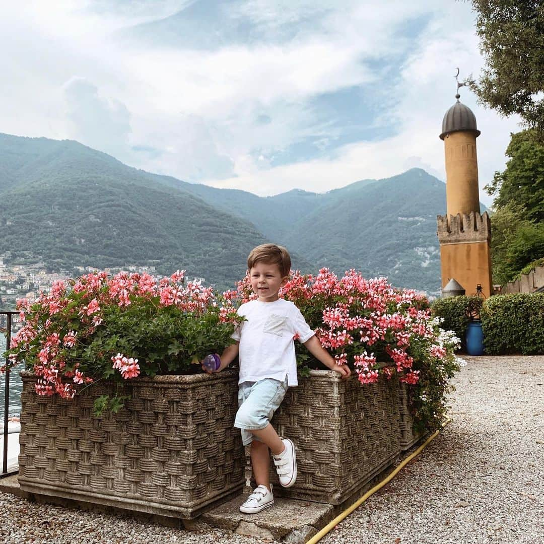 Helena Glazer Hodneさんのインスタグラム写真 - (Helena Glazer HodneInstagram)「Traveling with a toddler is not always easy, but truly, so worth it. The memories being made outweigh any moments of frustration (and let me not downplay it, there are many!)But with each trip we take, he gets better and easier🙏🏻. His favorite parts so far: Gelato, obviously. The sound of the italian ambulances  Waking up to see fishies in the water and more gelato. #lakecomo #travelingwithkids」6月20日 6時41分 - brooklynblonde1