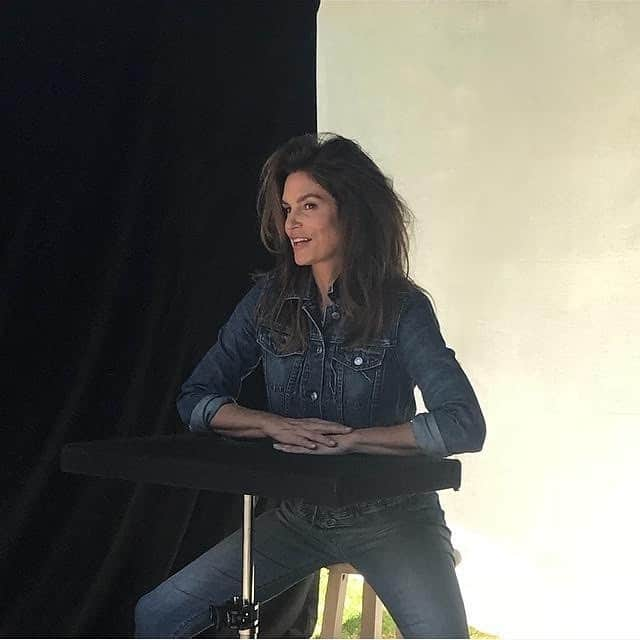 シンディ・クロフォードさんのインスタグラム写真 - (シンディ・クロフォードInstagram)「Denim on denim, between takes.」6月20日 6時56分 - cindycrawford