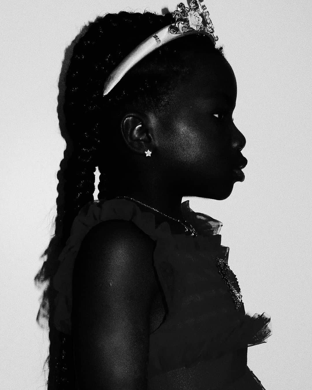 Bruno Gagliassoさんのインスタグラム写真 - (Bruno GagliassoInstagram)「Chissomo, você já nasceu RAINHA 👸🏿 “Menina pretinha, exótica não é linda Você não é bonitinha Você é uma rainha  Menina pretinha, exótica não é linda Você não é bonitinha Você é uma rainha  Devolva minhas bonecas Quero brincar com elas Minhas bonecas pretas, o que fizeram com elas?  Vou me divertir enquanto sou pequena Barbie é legal, mas eu prefiro a Makena africana Como história de griô, sou negra e tenho orgulho da minha cor Africana, como história de griô, sou negra e tenho orgulho da minha cor  Menina pretinha, exótica não é linda Você não é bonitinha Você é uma rainha  O meu cabelo é chapado, sem precisar de chapinha Canto rap por amor, essa é minha linha Sou criança, sou negra Também sou resistência Racismo aqui não, se não gostou, paciência  Cabelo é chapado, sem precisar de chapinha Canto rap por amor, essa é minha linha Sou criança, sou negra Também sou resistência Racismo aqui não, se não gostou, paciência  Menina pretinha, exótica não é linda Você não é bonitinha Você é uma rainha  Menina pretinha, exótica não é linda Você não é bonitinha Você é uma rainha 👑  @mcsoffia 📸  @andrenicolau」6月20日 6時49分 - brunogagliasso