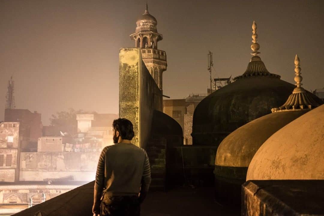 National Geographic Travelさんのインスタグラム写真 - (National Geographic TravelInstagram)「Photo by @hoffmanbrendan | Standing atop the roof of the Masjid Wazir Khan in the Old City section of Lahore, Pakistan. The 17th-century mosque is one of the most ornately decorated of the Mughal era. #pakistan #lahore」6月20日 7時00分 - natgeotravel