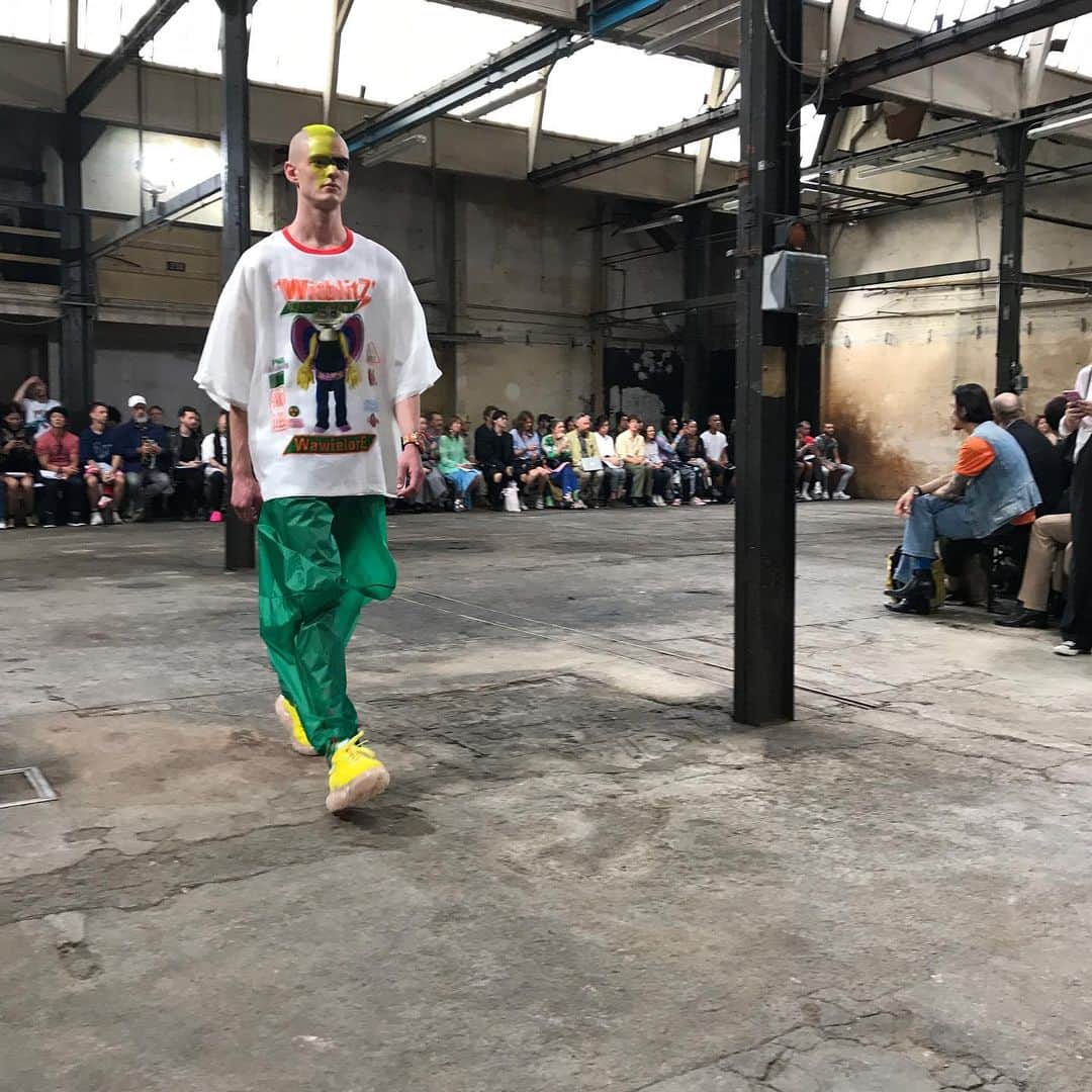 装苑さんのインスタグラム写真 - (装苑Instagram)「アントワープ王立芸術アカデミー・ファッション学科の学科長も務めるWalter Van Beirendonckのショー。ユニークな宇宙人のキャラクターやドット模様のとびきりポップな服とヘアメークのパワフルなコレクションだった。 #PARISFASHIONWEEK #HOMME #2020SS #waltervanbeirendonck」6月20日 7時13分 - soenonline