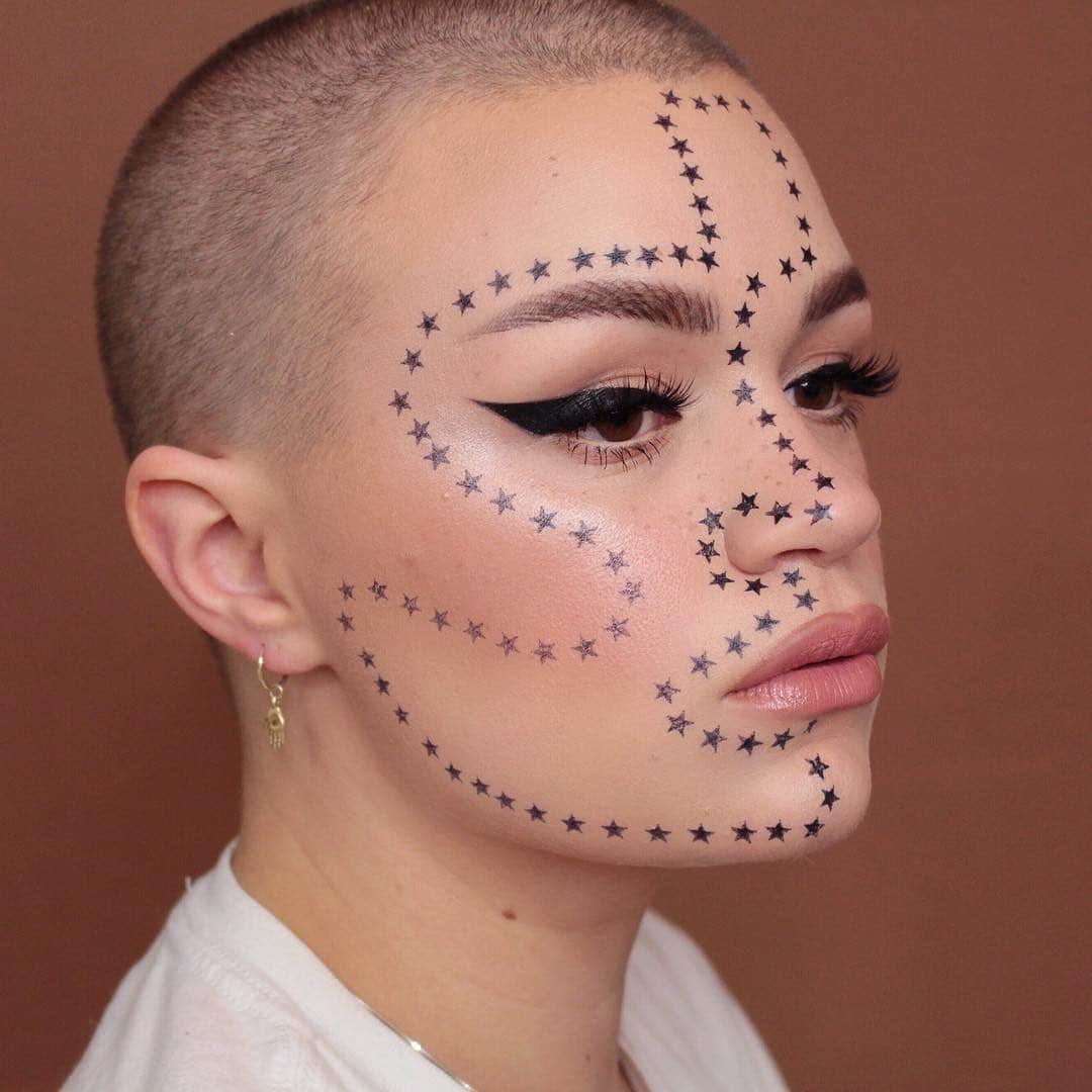 Milk Makeupさんのインスタグラム写真 - (Milk MakeupInstagram)「How many stars are you giving this look? 🤩👇🏼 - #regram @makeupmouse in #tattoostamp ⭐️ #wearyourpride」6月20日 7時10分 - milkmakeup