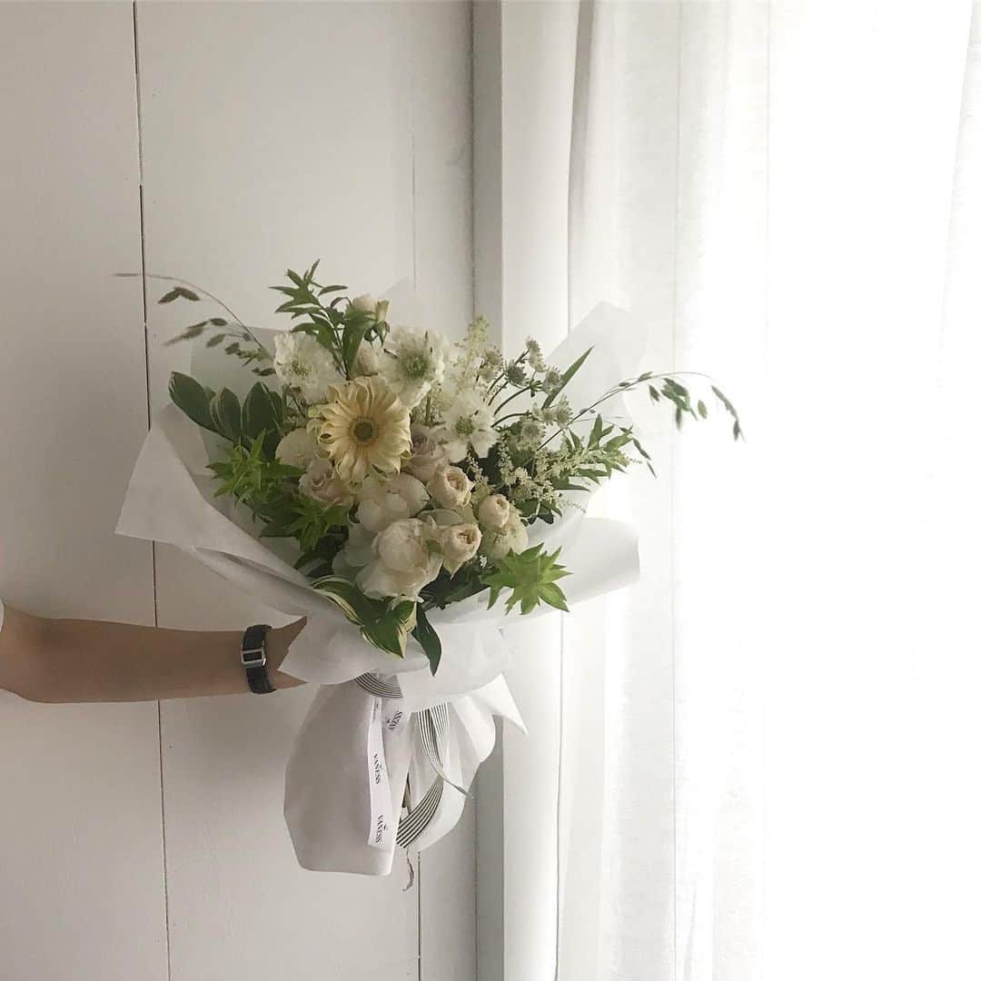 플로리스트 이주연 florist Lee Ju Yeonさんのインスタグラム写真 - (플로리스트 이주연 florist Lee Ju YeonInstagram)「. . #바네스꽃다발  #vaness花束 . 상큼하게 🌱 .  #수업문의 #주문예약 #lesson #Order  Katalk ID vaness52 클래스상시모집 당일꽃주문가능 WeChat ID vaness_flower E-mail vanessflower@naver.com . 강남구 역삼동608-16 📞02-545-6813 . #vanessflower #florist #flowershop #handtied #flowerlesson #花束 #花束包装 #바네스플라워 #플라워카페 #플로리스트 #꽃다발 #부케 #플로리스트학원 #역삼동꽃집 #역삼역꽃집 #언주역꽃집 #꽃꽂이수업 #플라워레슨 #꽃다발포장법 #꽃수업 #꽃주문 #하우스웨딩 #대관」6月20日 7時15分 - vanessflower