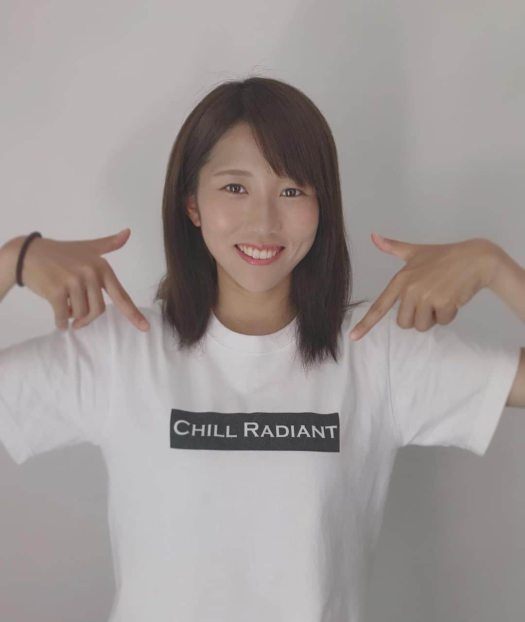 八坂芽依のインスタグラム：「またもや、Tシャツ購入👚❤️ Tシャツ大好き😘👍 友達が立ち上げたアパレルブランドです！ メンズもレディースも着れます！ 最近このTシャツばっか着てます😘 . 私は、Sサイズ 詳しくは、こちらです👇 @chill.radiant_onlinestore  ぜひ、ご覧ください〜！！ 何かあれば、コメントしてください！ #chill.radiant_onlinestore #Tシャツ」
