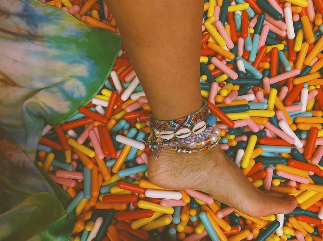 ダニジョーのインスタグラム：「With sprinkles on top🍦🌈🍭✨🙌🏼 tap to shop @danielleasnyder’s #ankleparty #dannijogirls」