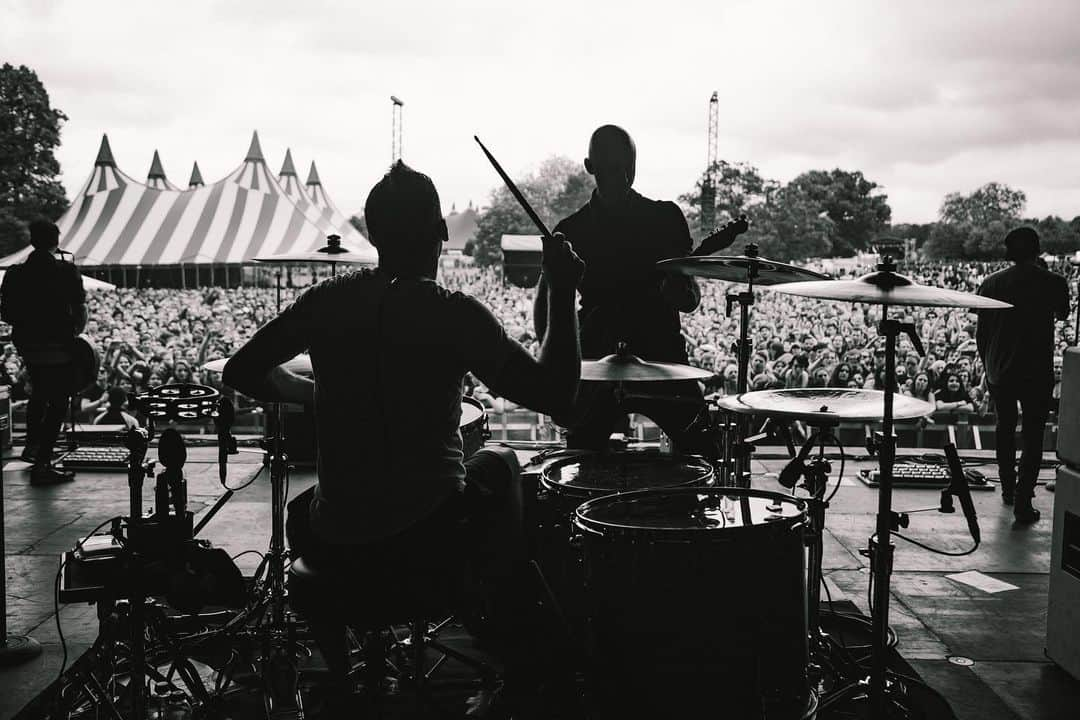 Simple Planさんのインスタグラム写真 - (Simple PlanInstagram)「See you tonight @sandiegocountyfair  We hit the stage at 7:30pm! 🤘🏻🤘🏻🤘🏻 📸: @goodguychady」6月20日 7時33分 - simpleplan