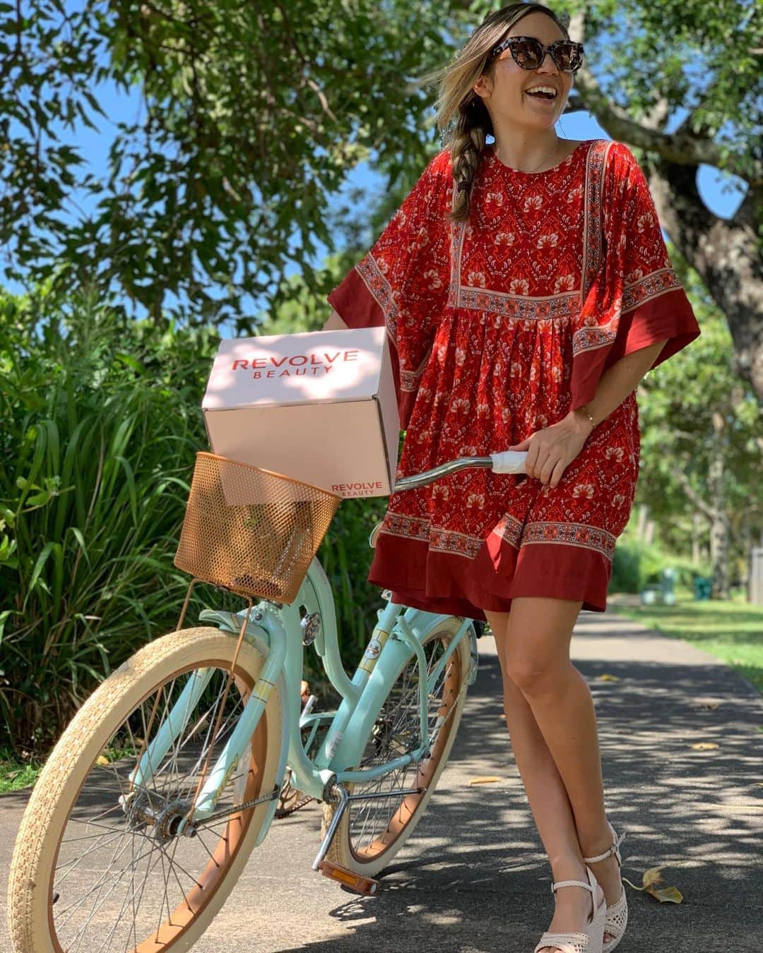 アリッサ ウーテンのインスタグラム：「On my way to open up my @revolvebeauty box ❤️ wearing @rayethelabel wedges from @revolve 🌟」