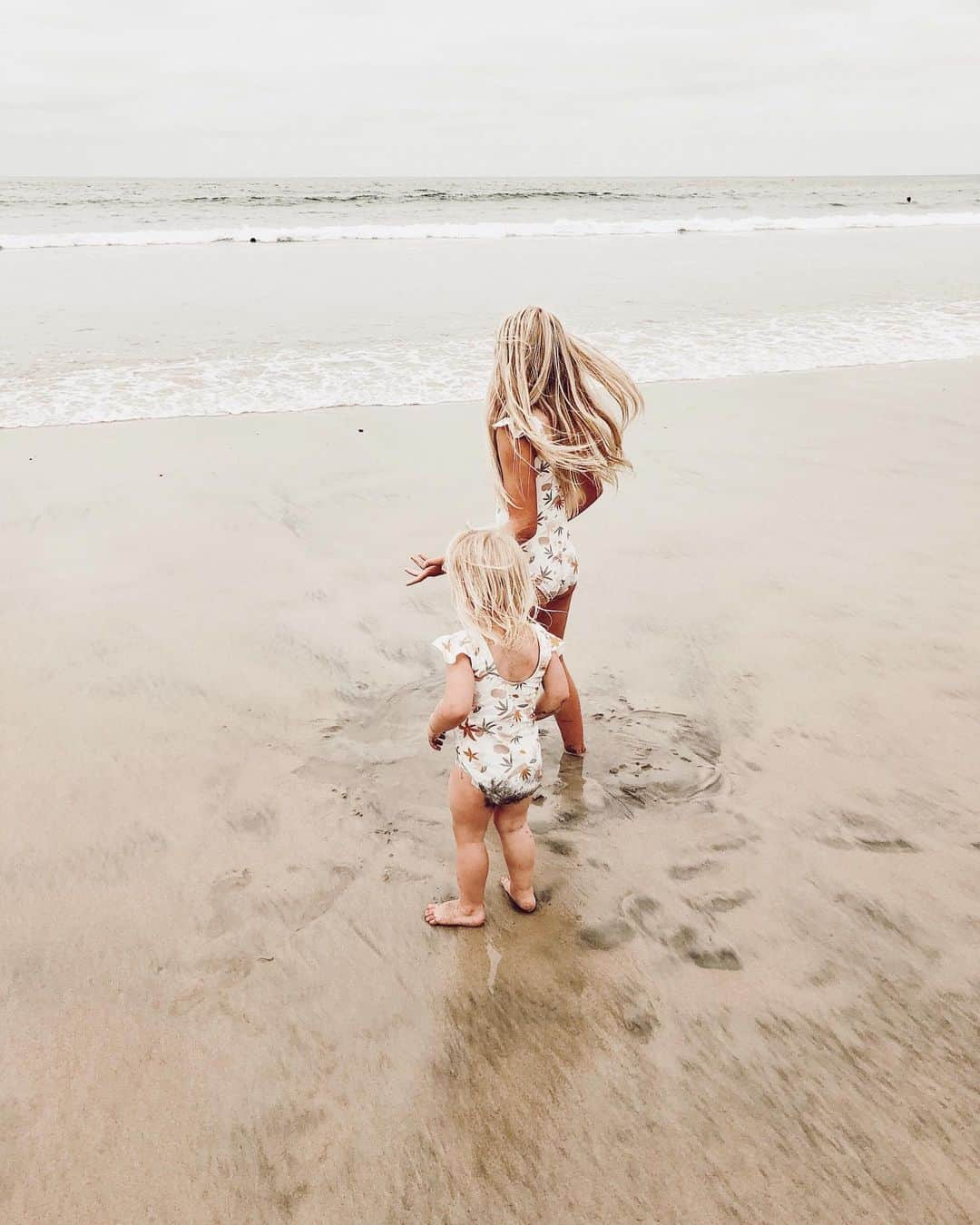 ケリー・マレーさんのインスタグラム写真 - (ケリー・マレーInstagram)「Summer lovin. These kids are for sure spoiled living so close to the beach (but of course they don’t know that yet). Staying at @ljshoreshotel this week they’ve got the best of both worlds. If it were up to them they’d swim in the pool all day, i think because it’s more of a novelty (which sounds weird even saying). But to their credit, the pool here is legit. But I love that we can just walk a few feet to the beach for a change of scenery. It’s been a cloudy few days but the sun decided to peek out for a few hours for us today. Gimme allllla that vitamin D! #ljshoreshotel」6月20日 7時36分 - kelli_murray