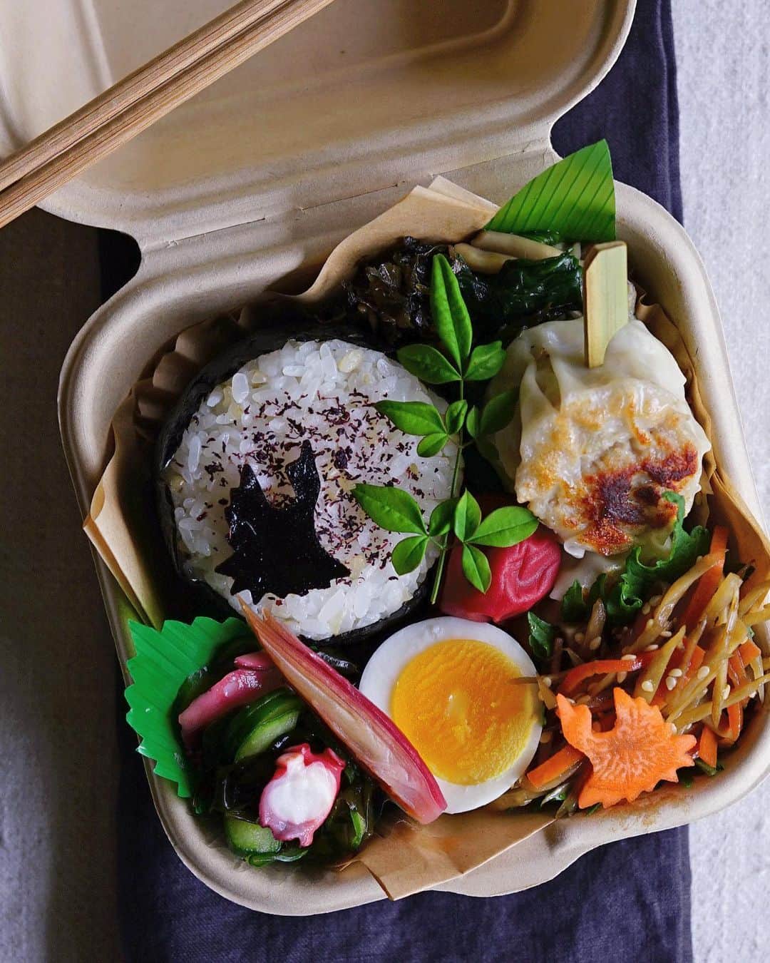 Ryoko Yunokiのインスタグラム：「+ + + Rice ball bento/おにぎり弁当 . *a rice ball *grilled shumai dumpling *stir-fried spinach and mushrooms *kimpira veggies *hard-boiled egg *cucumber, wakame seaweed and octopus salad with sweet vinegar dressing *pickled myoga . ＊おにぎり ＊焼き焼売 ＊法蓮草とシメジの炒め物 ＊ウドと人参の金平 ＊ゆで卵 ＊蛸とワカメと胡瓜の酢の物 ＊茗荷の甘酢漬け . . Myoga pickles, made with blanched moyoga, vinegar, sugar and a bit of salt. + + + #bento #お弁当 #丸の内弁当 #f52grams #紙パック弁当」