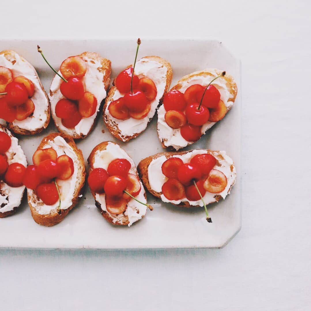 樋口正樹さんのインスタグラム写真 - (樋口正樹Instagram)「Cherry Tartine 🍒 . バゲットを薄く切って 軽くトーストしてから クリームチーズ塗って サクランボとハチミツ。 . . . #サクランボ #さくらんぼ #山形県産 #タルティーヌ #タカキベーカリー #石窯ミニバゲット #Tartine #Cherry #🍒」6月20日 7時50分 - higuccini