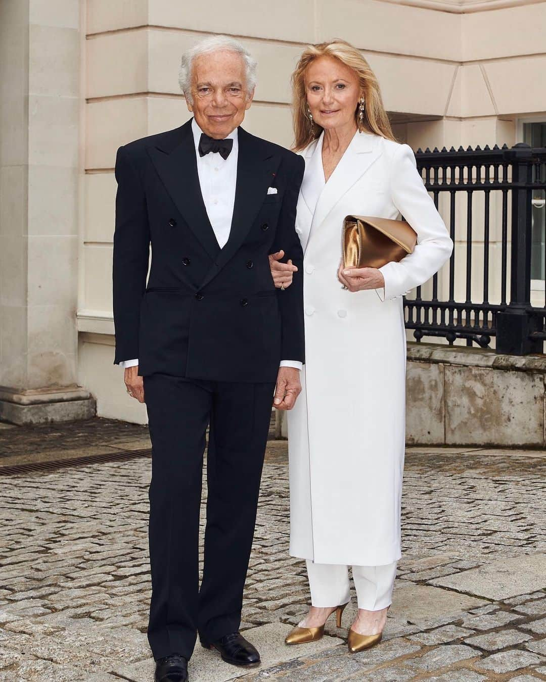 Polo Ralph Laurenさんのインスタグラム写真 - (Polo Ralph LaurenInstagram)「Ralph and Ricky Lauren in London, where Mr. Lauren was presented with the knighthood insignia of Honorary Knight Commander of the Most Excellent Order of the British Empire, the greatest honor the kingdom awards to non-Britons. . It’s a recognition of Ralph Lauren’s contribution to British life over his career, celebrating his impact on the worlds of fashion, business, and philanthropy. . #RalphLauren #RL50 @UKinUSA @UKinNewYork @ClarenceHouse」6月20日 8時06分 - poloralphlauren