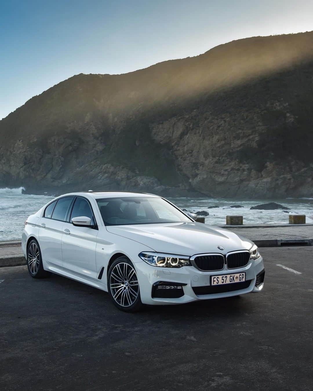 BMWのインスタグラム：「Take your office anywhere. The BMW 5 Series Sedan. #BMW #5Series」