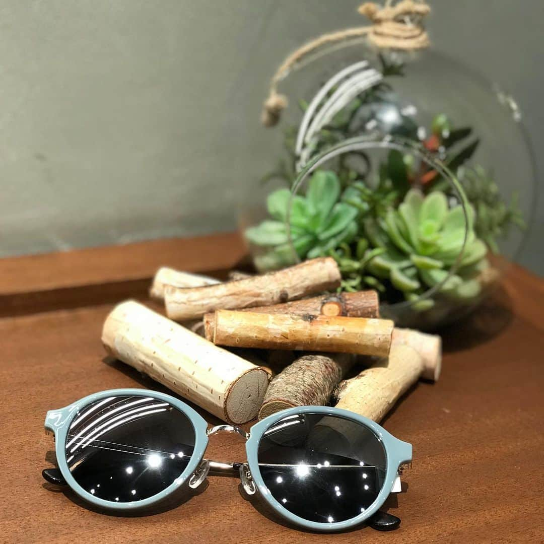 JINS PHILIPPINESさんのインスタグラム写真 - (JINS PHILIPPINESInstagram)「Spice up your Thursday with sunglasses from #JinsPhilippines 😎 #JinsPerfectPair #jinseyewear #opticalph #stylisheyewear #eyeglassesph #eyefashion #fashionableglasses #fashionableeyewear #bluecolor #throwbackthursday」6月20日 8時01分 - jins_philippines