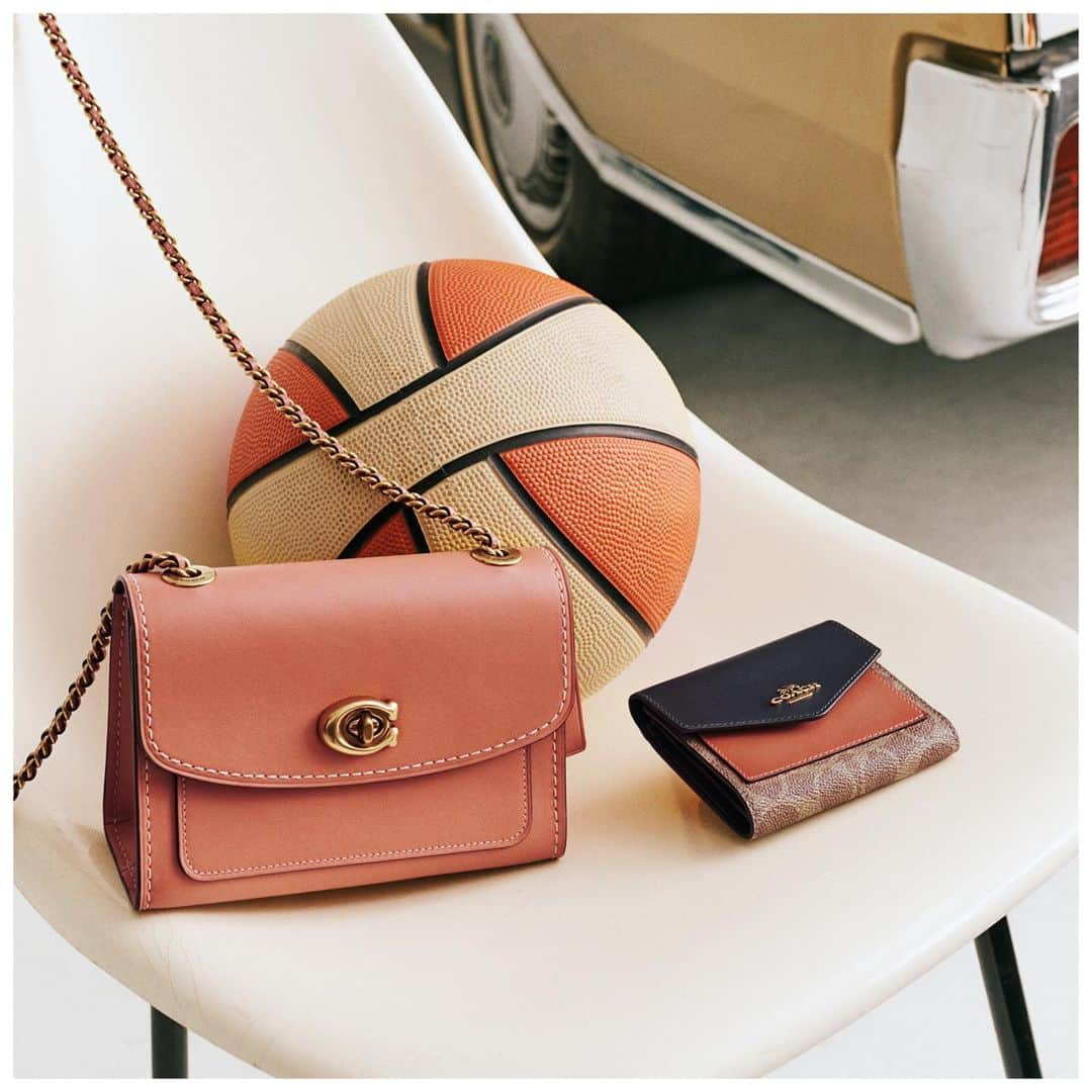 コーチさんのインスタグラム写真 - (コーチInstagram)「Alley-oop! The Parker 18 Shoulder Bag and a colorblock wallet make a winning team for summer color. #CoachNY」6月20日 8時02分 - coach