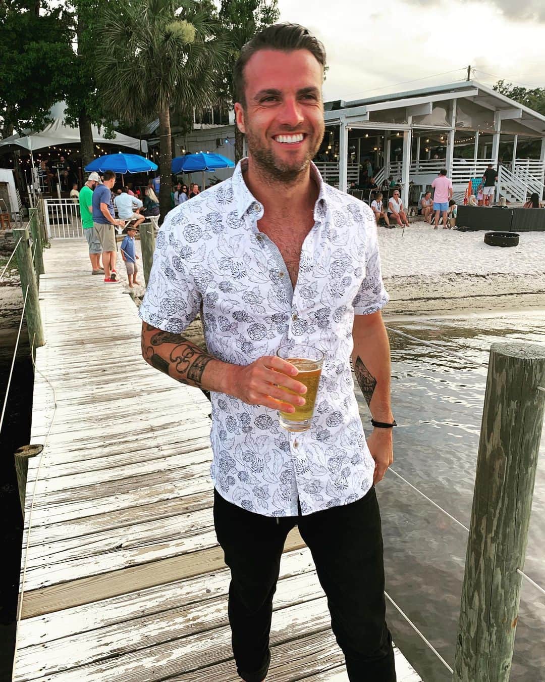 リアン・ドーソンのインスタグラム：「Third degree sun-burns be damned, I had a fahhhkin great time with @_lauraelle in Florida. 30A has a piece of my heart, and a fair amount of my peeled skin.」