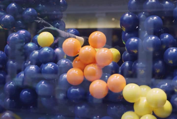 デビッドヤーマンのインスタグラム：「It’s a whole new ball game at our Soho boutique at 114 Prince Street in NYC. Now through August 15, come experience our playful installation inspired by our latest Solari designs. #DavidYurman」