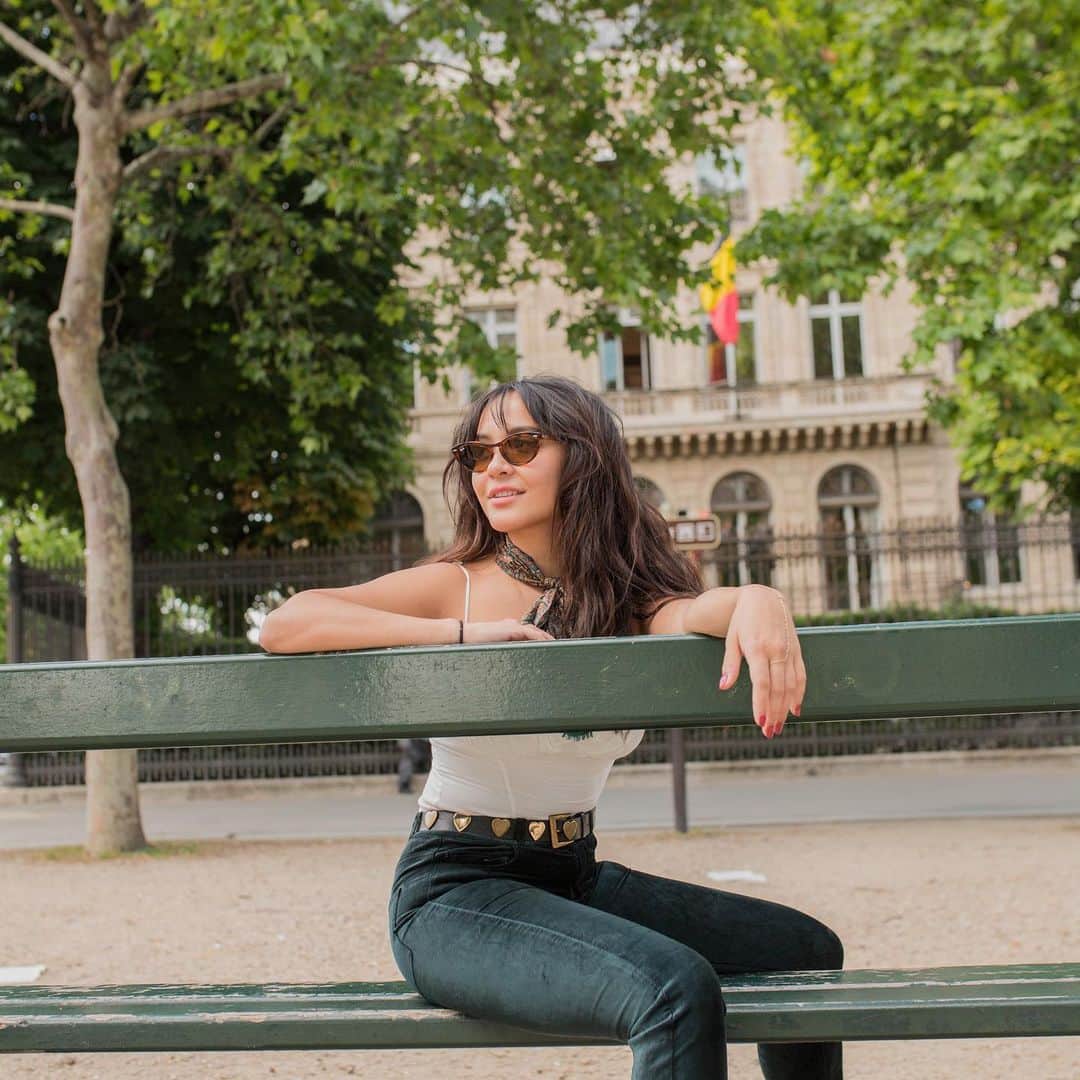 ステラ・ハジェンズのインスタグラム：「when you’re admiring the sounds of Paris & suddenly spot a crepe stand in the distance 😍 being back in LA is so nice but also bittersweet. missing my @secretdeodorant family already 💙 #outlastanything #allstrengthnosweat #ad」