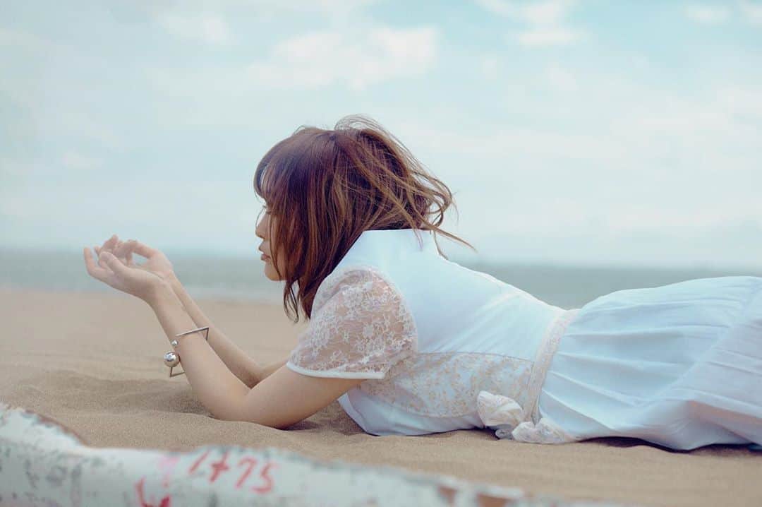 Yun chiのインスタグラム：「早く梅雨明けないかなぁ〜 と、いっても雨そんなに多くないか . . 今年も海行きたい♩ . . 意外と増えてきたYun*chiの夏の歌、最近はこの辺が旬です🍍 . HIMAWARI* Seaside In Dream* canary Starlight* Dancing* Yoursong*(Avec Avec remix) Ex-Boyfriend* Surfer* . . #canvas#offshot#seaside#beach#yunchi#砂浜#海#ごろごろ」
