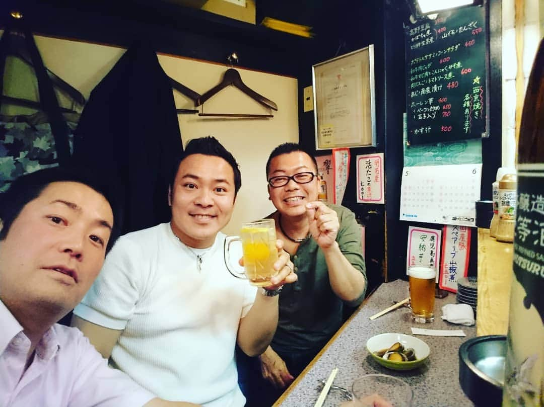 高井俊彦さんのインスタグラム写真 - (高井俊彦Instagram)「【久々にこの３人で🍻】 昨夜はー。 たっちゃん、まると久々に３人で集まりました✋  １６年ぐらいの付き合いですがとにかくいっつも楽しい‼️ なんかずっと笑ってるわ☺️ 昨夜のお店は、たっちゃんオススメの心斎橋にある隠れ家的名店『小島屋』✨ どのあても抜群に美味しかった➰🎵 とくにいわしの煮付け😄  めちゃめちゃ笑ったのに何の話してたかほとんど覚えてない😁 そんなもんやね👍」6月20日 8時28分 - takai_toshihiko