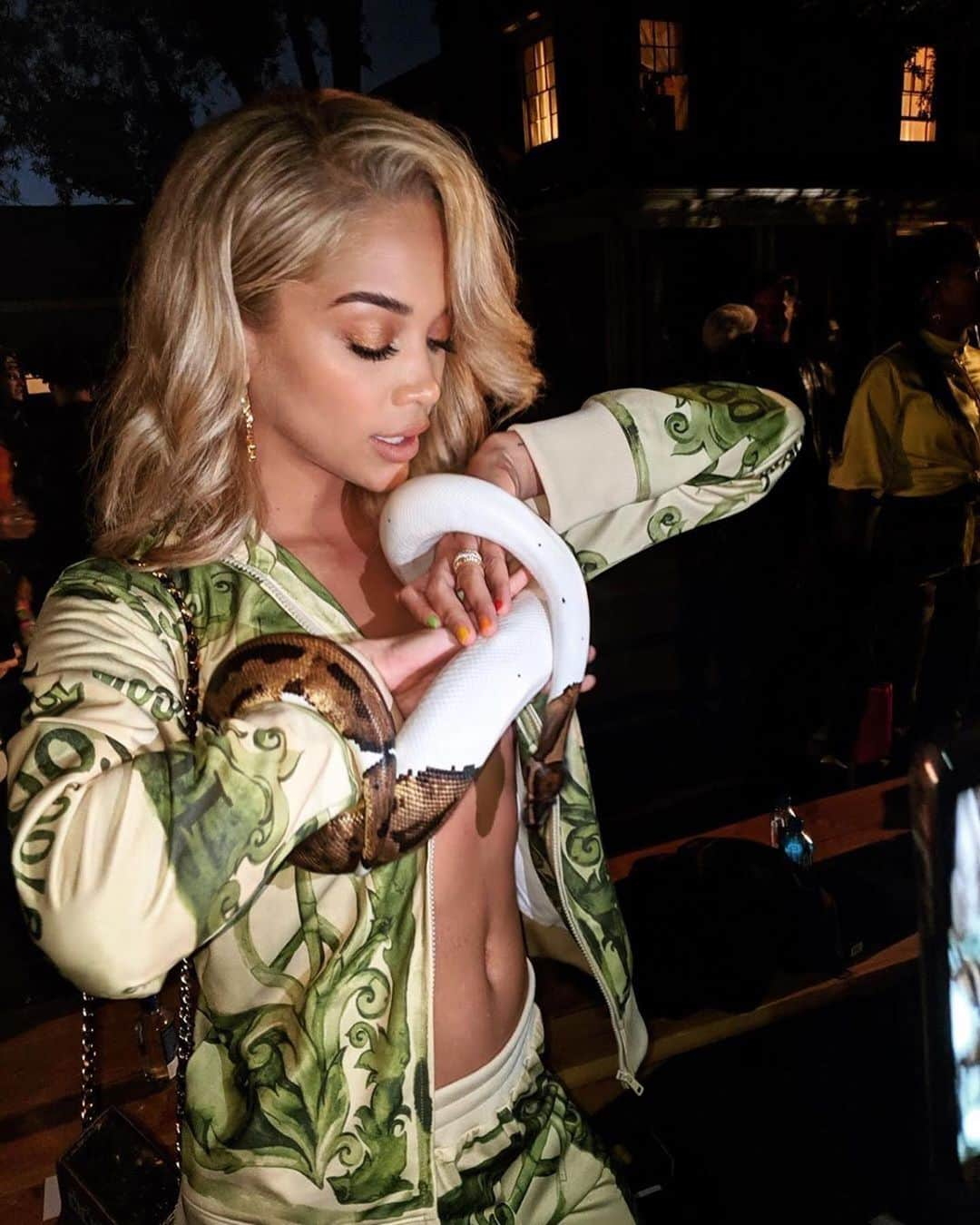 Moschinoさんのインスタグラム写真 - (MoschinoInstagram)「#Repost @golden_barbie ・・・ I was born to flex 🐍 #moschino #jasminesanders @itsjeremyscott」6月20日 8時28分 - moschino