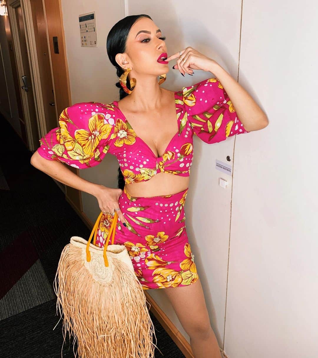 Gabriela Salesのインスタグラム：「“Olha a cobraaaa” “É mentiraaa” kkkkk Shayenne Shanaya chegando no @saojoaodathay pra mostrar como que pula uma fogueira kkkk」