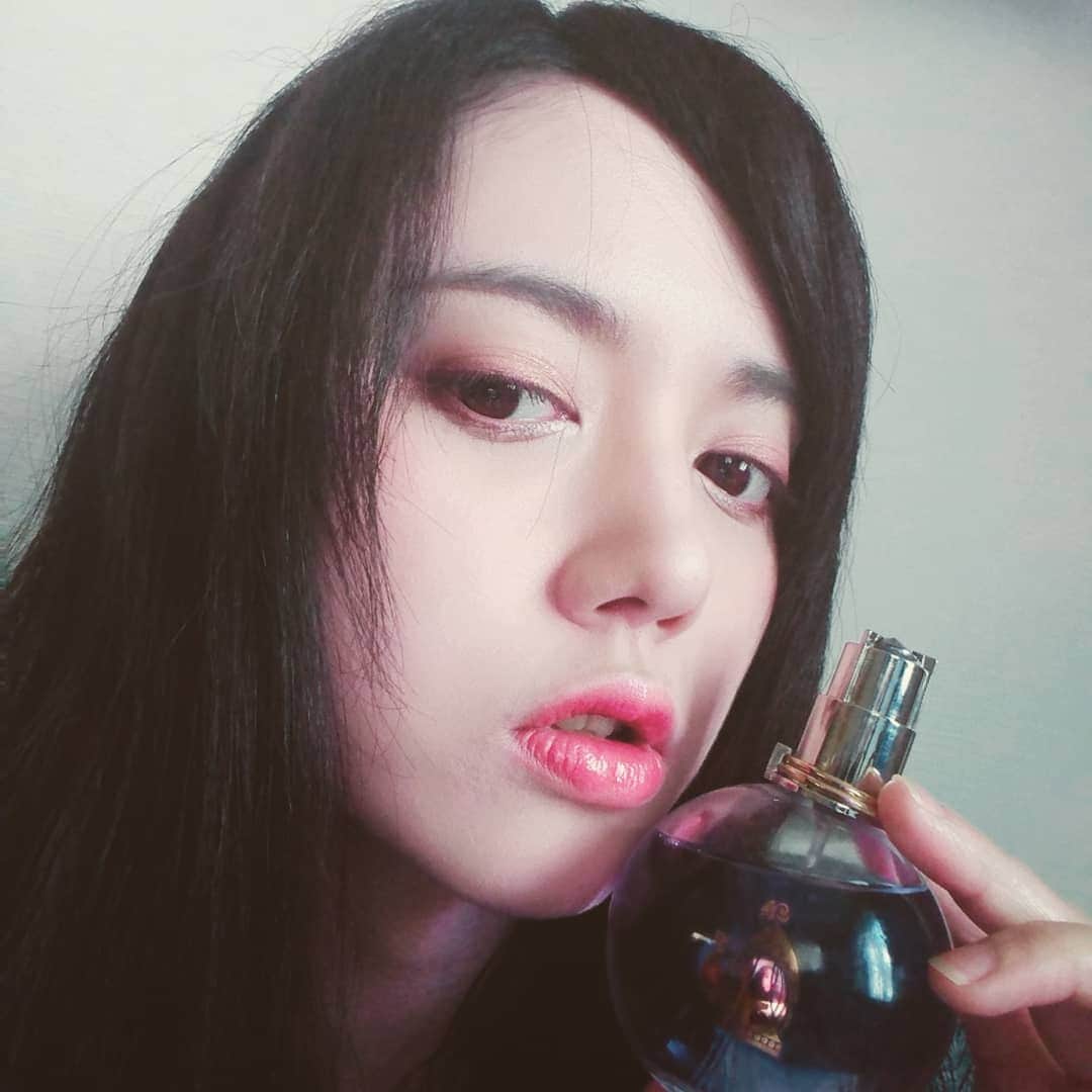 小原尚子のインスタグラム：「#愛用香水 #香水は飲み物ではありません #見つめ合うと素直にお喋り出来ない」