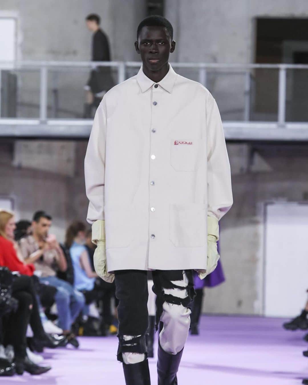 HYPEBEASTさんのインスタグラム写真 - (HYPEBEASTInstagram)「@hypebeaststyle: @rafsimons’ staple pieces returned to #ParisFashionWeek in full force for the Belgian designer’s #SS20 collection, complete with lab coats, boxy blazers, short shorts and slouchy knitwear featuring bold monochrome slogans. Swipe for a closer look at the collection.  Photo: Gio Staiano/NOWFASHION」6月20日 8時35分 - hypebeast