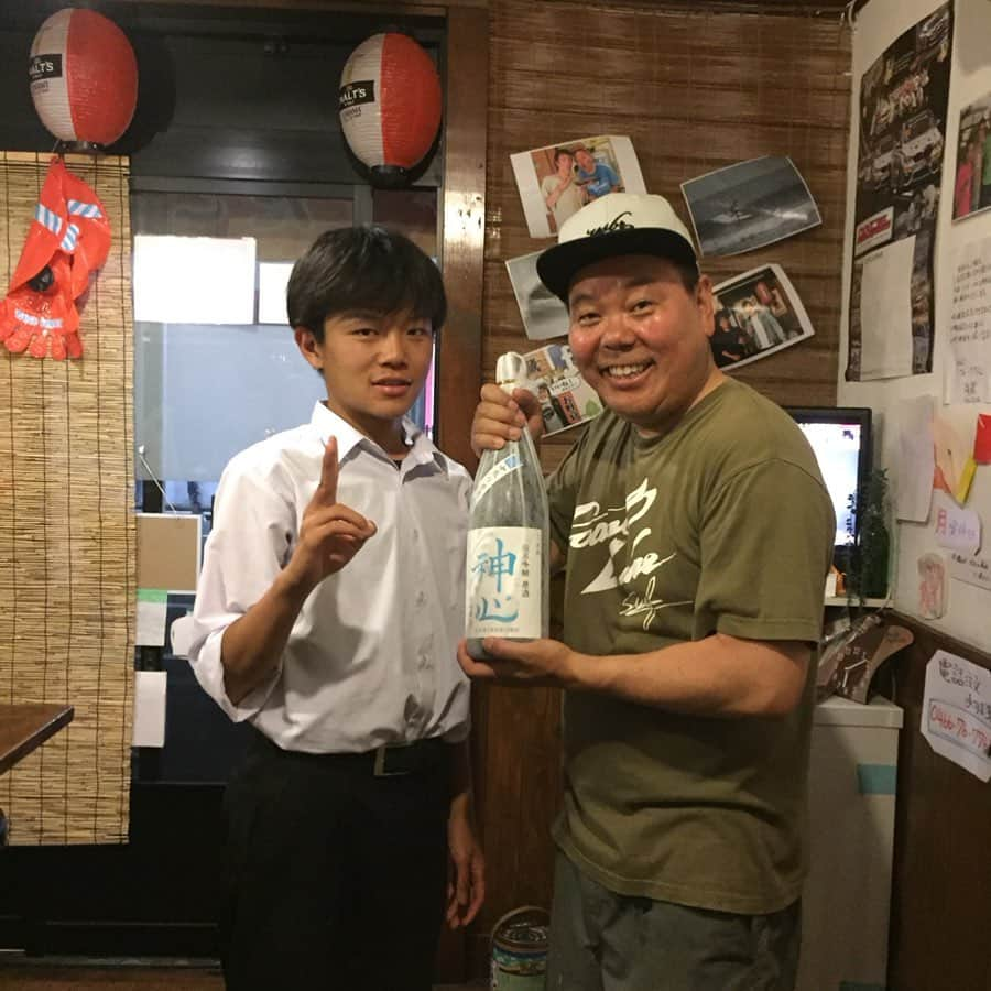 ほんこんさんのインスタグラム写真 - (ほんこんInstagram)「昨日 勇樹から誕生日プレゼント日本酒頂きました。 お父さんお母さん有難うございます。 #日本酒  #誕生日 #誕生日プレゼント #海蔵kaizou  #成長  #毎年 #ほんこんの花屋さんbloom  #ほんこん」6月20日 8時36分 - hongkong2015_4_9