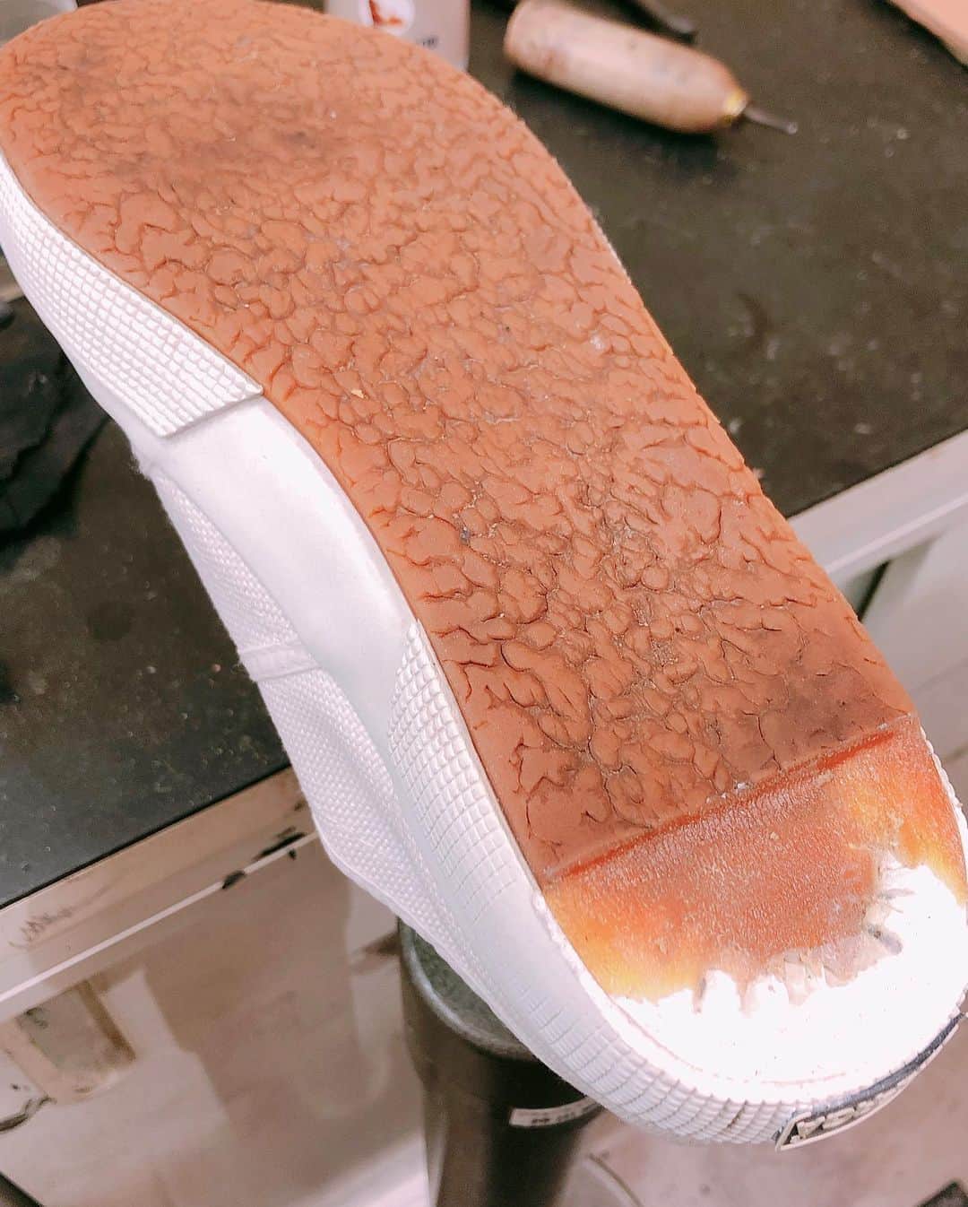 土屋香織さんのインスタグラム写真 - (土屋香織Instagram)「𖢭. 👟 ♥ 👟 ♥ 👟 . 長く履きたい パンプスやサンダルの裏貼りだったり ヒールの修理なんかは よく出すのですが 今回初めて スニーカーを修理に出してみました👟 . リフォームスタジオ「リアット」で @riat_official お直しの様子を 間近で見せていただきました♥ . 気に入ってよく履いていた Supergaのスニーカー。 かかとが削れているのを 直してもらいました。 . 想像以上に削ってるんですね！ 綺麗に削った底に これもまた綺麗に削った 補修のパーツをうまいことぴったりつけて 周りを整えたら完成！ . 靴底が減ったまま履くと たった数度の減りでも 身体がすごく傾くって聞いたことがあります。 履き心地も良くなりました！ 7月4日は「ファッションお直しの日」  皆さんもお気に入りの靴 諦めずに修理に出してみてください。 綺麗になって戻ってくるとうれしいですね✨ またたくさん履こう♥ . #PR #リアット #riat  #お直しの日 . . .」6月20日 8時37分 - kaorintsuchiya