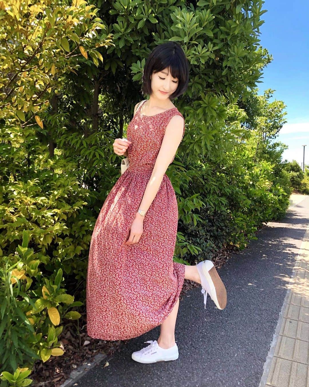 土屋香織さんのインスタグラム写真 - (土屋香織Instagram)「𖢭. 👟 ♥ 👟 ♥ 👟 . 長く履きたい パンプスやサンダルの裏貼りだったり ヒールの修理なんかは よく出すのですが 今回初めて スニーカーを修理に出してみました👟 . リフォームスタジオ「リアット」で @riat_official お直しの様子を 間近で見せていただきました♥ . 気に入ってよく履いていた Supergaのスニーカー。 かかとが削れているのを 直してもらいました。 . 想像以上に削ってるんですね！ 綺麗に削った底に これもまた綺麗に削った 補修のパーツをうまいことぴったりつけて 周りを整えたら完成！ . 靴底が減ったまま履くと たった数度の減りでも 身体がすごく傾くって聞いたことがあります。 履き心地も良くなりました！ 7月4日は「ファッションお直しの日」  皆さんもお気に入りの靴 諦めずに修理に出してみてください。 綺麗になって戻ってくるとうれしいですね✨ またたくさん履こう♥ . #PR #リアット #riat  #お直しの日 . . .」6月20日 8時37分 - kaorintsuchiya