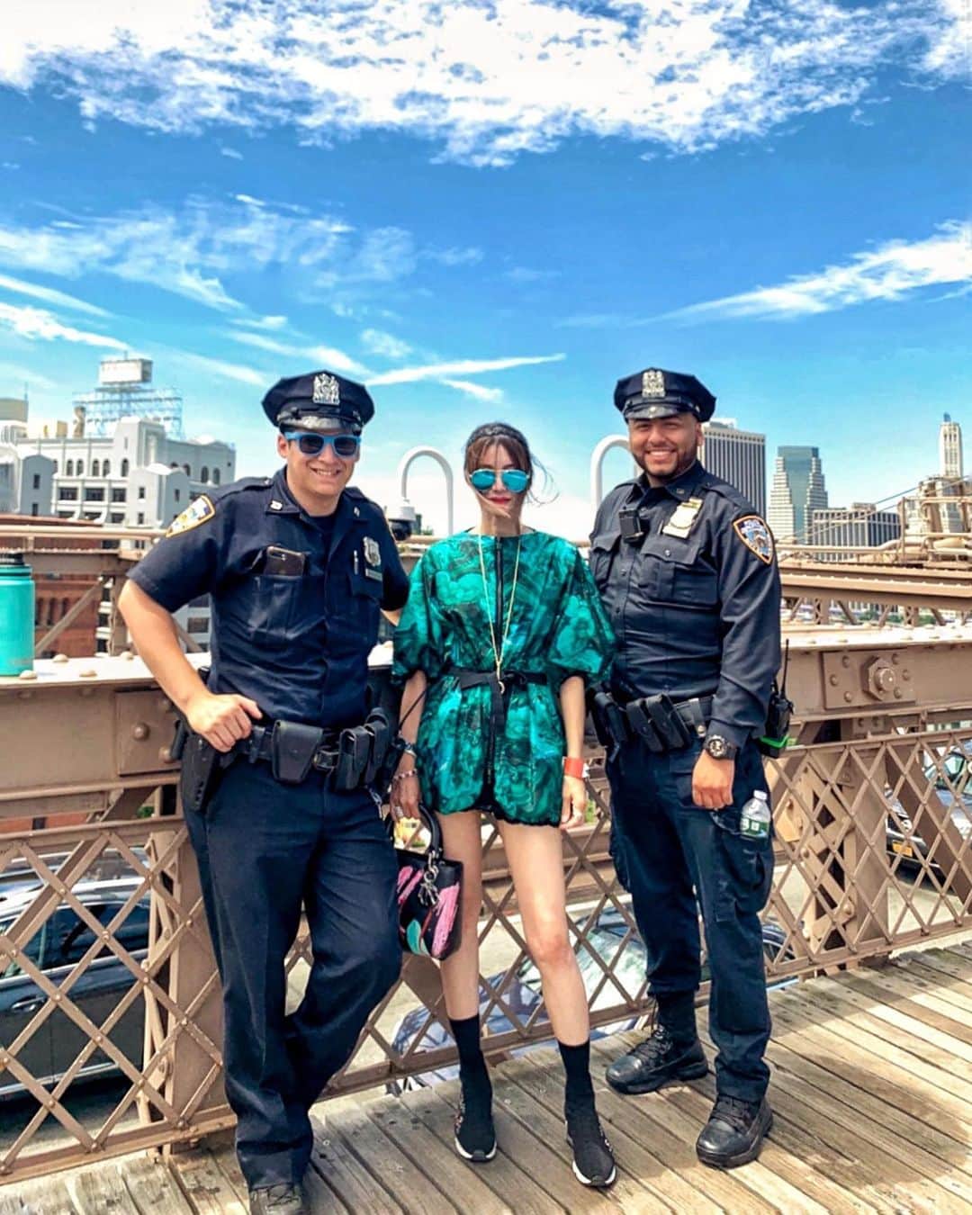 이미아 Mia Lee 李 美兒のインスタグラム：「Amount of people all around the world want to visit to take a walk on the Brooklyn Bridge.  I’m so lucky taking a photo with these hospitable police officers.  I know my pose for the camera is still lacked a little something. 👮🏻‍♀️🚔🇺🇸 뉴욕 브루클린 브리지에서 만난 경찰 분들~ 다양한 국적의 모든이의 안전을 수호하는 이 분들이 저보다 포즈가 내추럴합니다. 🎶📷」