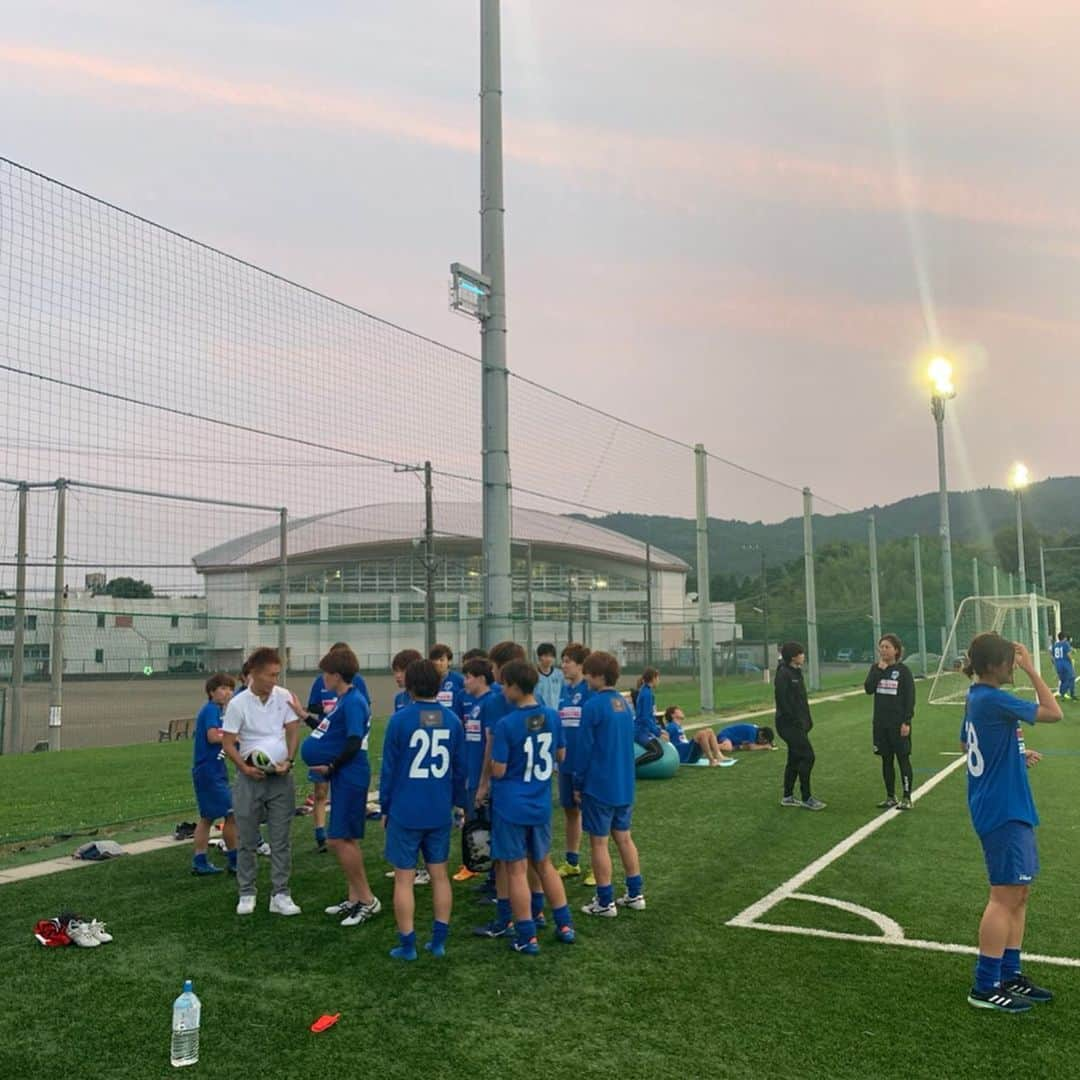 佐山万里菜さんのインスタグラム写真 - (佐山万里菜Instagram)「⚽️オルカ鴨川のトレーニング見学に行かせていただきました⚽️ . . ご縁がありオルカ鴨川さんのトレーニング見学させていただきました！！ 本当に本当にありがたいです✨ 強いチーム、勝ち続けるチームには理由があるって思っています👊 日々のトレーニング、 トレーニングに取り組む姿勢、 トレーニング以外にも…… いろんな事に対して、心があって本物を使い徹底している‼️ 本当にすごいなって感じました✨ オルカのスタッフ、選手の皆さんと同じ時間を過ごせた事本当に刺激的で勉強になりました‼️ . . そして、愛されるチームだなって感じます✨ なんせ皆さんの心を感じれて、本当にあたたかい‼️ 初めてチームに出逢い帰る頃には… 応援したい！！試合見に行きたい！！って素直に思えるチーム✨魅力的だぁ😊 まだ半分子猿なので……この気持ちを上手く言葉で表せないのが悔しい。。 オルカ鴨川のスタッフ、選手の皆さんのおかげで、みんなに自慢したくなる最高な時間を過ごせていただきました😚 . . カテゴリーの監督をやっている大学の先輩にもお逢い出来て本当よかったです😊 大学の時と変わらず素敵な笑顔、楽しい雰囲気😆 パワーもらえました👊 . . まさにゴッドハンド……染谷先生 @someseikotu にも選手に紛れて自分の体も見ていただきました✨ この半年分の悩みが10秒でぶっ飛びました😳💦 えっ？すごっ。。としか言えないです！！ 本当にありがとうございます✨ . 自分……最近特に、素敵な出逢いばかりで本当幸せ者です‼️‼️ 本当周りの人達にパワーをもらい、助けてもらっています👊 しっかり結果で恩返し出来るように、オルカの選手の頑張りに負けないよーに……こだわって勝つ準備を積み重ねていきます✨ 自分が自慢したくなるよーな時間を過ごさせていただいたよーに……出逢う人が自慢したくなるよーな、「普通さー」をぶっ壊すcrazyなチャンジャーでありたいです！！ 本当にありがとうございます！！ . . ストーリーであげさせていただいた、ちあきさんと同じバンドは「axf」というメーカーのバンドでネット販売が中心なので是非GETして下さい！！ ちあきさんは、白×黒で自分は、青×白×赤です✨ DM下さった皆さんありがとうござます‼️返しきれずにいてすみません💦 @axfagency  #happy #幸せな時間 #爆笑 #笑顔 #オシャレ #ストリート #可愛い#かっこいい#写真#海好き #撮影#アスリート#筋肉 #腹筋 #トレーニング #カメラマン募集 #感謝 #ライフスタイル#いいね #お気に入り#instagood #サッカー #筋肉女子 #出逢い #ファッション #message#オルカ鴨川 #女子サッカー #幸せ#axf」6月20日 8時46分 - sayama.19