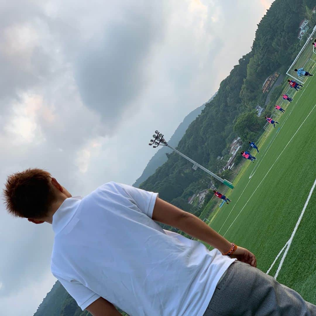 佐山万里菜さんのインスタグラム写真 - (佐山万里菜Instagram)「⚽️オルカ鴨川のトレーニング見学に行かせていただきました⚽️ . . ご縁がありオルカ鴨川さんのトレーニング見学させていただきました！！ 本当に本当にありがたいです✨ 強いチーム、勝ち続けるチームには理由があるって思っています👊 日々のトレーニング、 トレーニングに取り組む姿勢、 トレーニング以外にも…… いろんな事に対して、心があって本物を使い徹底している‼️ 本当にすごいなって感じました✨ オルカのスタッフ、選手の皆さんと同じ時間を過ごせた事本当に刺激的で勉強になりました‼️ . . そして、愛されるチームだなって感じます✨ なんせ皆さんの心を感じれて、本当にあたたかい‼️ 初めてチームに出逢い帰る頃には… 応援したい！！試合見に行きたい！！って素直に思えるチーム✨魅力的だぁ😊 まだ半分子猿なので……この気持ちを上手く言葉で表せないのが悔しい。。 オルカ鴨川のスタッフ、選手の皆さんのおかげで、みんなに自慢したくなる最高な時間を過ごせていただきました😚 . . カテゴリーの監督をやっている大学の先輩にもお逢い出来て本当よかったです😊 大学の時と変わらず素敵な笑顔、楽しい雰囲気😆 パワーもらえました👊 . . まさにゴッドハンド……染谷先生 @someseikotu にも選手に紛れて自分の体も見ていただきました✨ この半年分の悩みが10秒でぶっ飛びました😳💦 えっ？すごっ。。としか言えないです！！ 本当にありがとうございます✨ . 自分……最近特に、素敵な出逢いばかりで本当幸せ者です‼️‼️ 本当周りの人達にパワーをもらい、助けてもらっています👊 しっかり結果で恩返し出来るように、オルカの選手の頑張りに負けないよーに……こだわって勝つ準備を積み重ねていきます✨ 自分が自慢したくなるよーな時間を過ごさせていただいたよーに……出逢う人が自慢したくなるよーな、「普通さー」をぶっ壊すcrazyなチャンジャーでありたいです！！ 本当にありがとうございます！！ . . ストーリーであげさせていただいた、ちあきさんと同じバンドは「axf」というメーカーのバンドでネット販売が中心なので是非GETして下さい！！ ちあきさんは、白×黒で自分は、青×白×赤です✨ DM下さった皆さんありがとうござます‼️返しきれずにいてすみません💦 @axfagency  #happy #幸せな時間 #爆笑 #笑顔 #オシャレ #ストリート #可愛い#かっこいい#写真#海好き #撮影#アスリート#筋肉 #腹筋 #トレーニング #カメラマン募集 #感謝 #ライフスタイル#いいね #お気に入り#instagood #サッカー #筋肉女子 #出逢い #ファッション #message#オルカ鴨川 #女子サッカー #幸せ#axf」6月20日 8時46分 - sayama.19