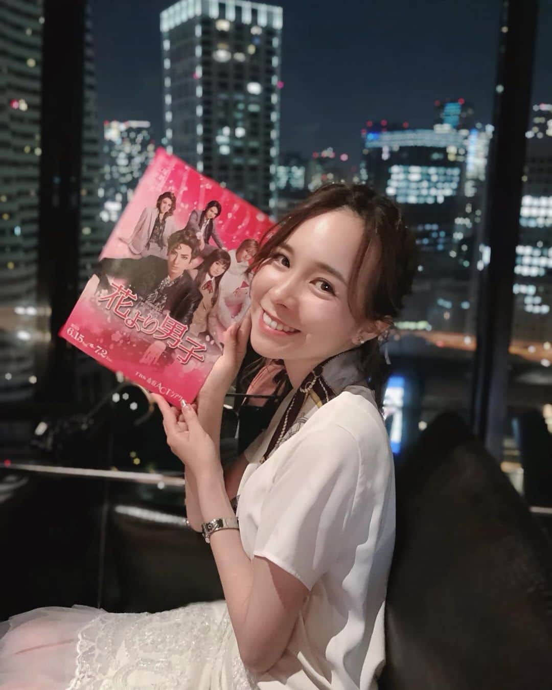黒澤詩音のインスタグラム：「*﻿﻿ ﻿﻿ 現在、#赤坂ACTシアター で開催中の﻿﻿ ﻿﻿ #宝塚花組 花より男子🌸﻿﻿ ﻿﻿ ﻿﻿ 先日、1回目の観劇へ！﻿﻿ ﻿﻿ 一人ではじめての最前列。﻿﻿ 終始抑えきれぬ胸のトキメキ…。﻿﻿ ﻿﻿ 大好きな #柚香光 さんが演じる道明寺司。﻿F4の中だと元々道明寺派！﻿ ﻿﻿ もう、かっこよくて、時にいじらしくて。﻿﻿ 忠実かつ美しさを増して原作の良さを引き出しつつ、宝塚歌劇の素晴らしさを改めて感じさせる。﻿﻿ さ、、さいこう、、。﻿﻿ ﻿﻿ なにより！！﻿﻿ れいちゃんのダンス、お芝居、歌、全てが最高！﻿﻿ アナウンサー失格な程に語彙力失った…最高しかでてこない、、﻿﻿ ﻿﻿ しろきみちゃん（ #城妃美伶 さん）﻿ 演じる牧野つくしが目の前に座った瞬間、あまりの可憐さ可愛さのあまりはっと息をのみました。。はぁ、かわいい。﻿ ﻿ れいちゃんはもう何度でも言いますが、終始最高。﻿ ﻿ これから観劇の方もいらっしゃるので、ネタバレにならぬよう内容についても語りたいけど…！﻿﻿ 我慢します…！笑﻿﻿ ﻿﻿ ﻿﻿ 明日、２回目の観劇です❤️﻿﻿ 今度は同じくアナウンサーの友人と✨﻿﻿ ﻿﻿ ﻿﻿ さ、只今ロケへとむかう新幹線🚄の中です。﻿﻿ 今日も楽しく頑張ろう〜！！﻿﻿ ﻿﻿ ﻿﻿ ↑恋をしていると仕事も一層充実する乙女のソレです。﻿﻿ ﻿﻿ ﻿﻿写真はニューオータニ🍽 夜景に劣らず輝く花男🌸 _ #花男 #宝塚歌劇団 #宝塚版花より男子 #花より男子」