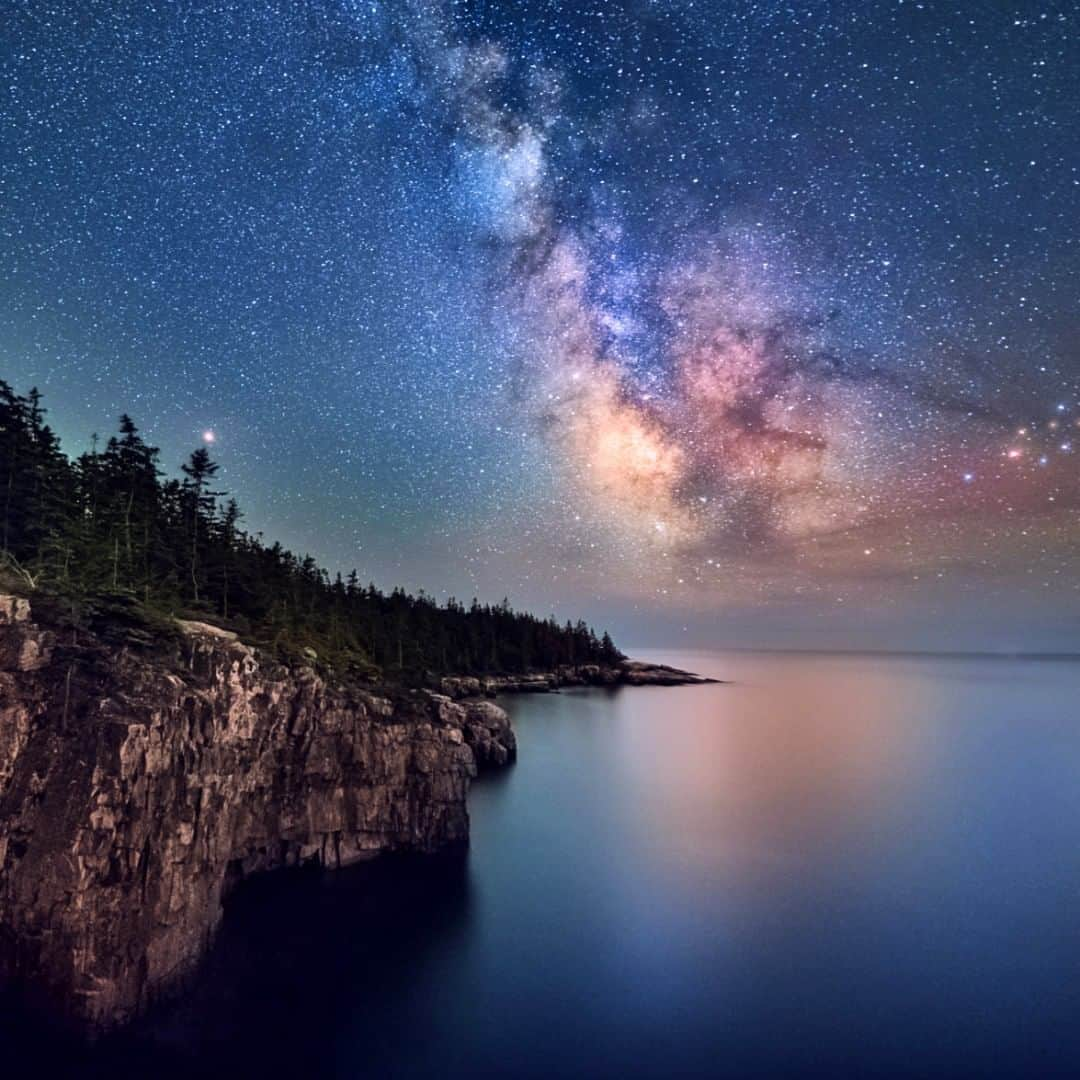 アメリカ内務省さんのインスタグラム写真 - (アメリカ内務省Instagram)「Famous for sunrise views from Cadillac Mountain, breathtaking fall colors along 125 miles of hiking trails, dynamic ocean waves and tranquil inland lakes, fascinating cultural history, a remarkable artistic legacy and night skies that will knock your socks off, #Acadia #NationalPark in #Maine is an East Coast jewel. Most visitors stay for multiple days, experiencing thrilling adventures and peaceful reflection at their own pace. Start planning your trip now! Photo @AcadiaNPS by Abhijit Patil (www.sharetheexperience.org). #travel #FindYourPark #usinterior」6月20日 9時15分 - usinterior