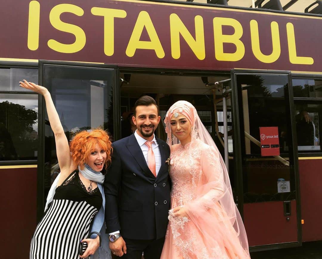 ボニー・モーガンのインスタグラム：「I crashed a wedding on Istanbul #adventuresofbendybonnie #weddingcrasher #istanbul #notconstantanople #sendbailmoney #shenanigans #bendybonnie」