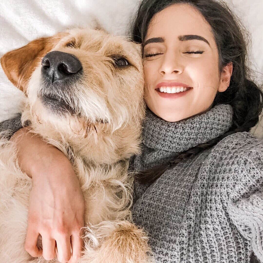 Sarah Ramadanのインスタグラム：「oh boy 🙈💜 still catching my breath from all the F U N I had this past weekend💃🏻🌼 Who knew a little fit gal like me could have such little endurance for social activities LOL 😂I had to hibernate for 48 hours post-celebration 🐻 💤 ⠀ Anyways, I’m back with my cutie pupparooni, drinking a latte, and officially hanging up my wedding dress that JUST arrived🙈💜 A very great day indeed! Now all I need is to hit a bomb workout tonight and squat my quads off :P🔥 ⠀ Hope you are all having an amazing day! Fingers crossed that the sun is out and about wherever you are💜🌻🥰」