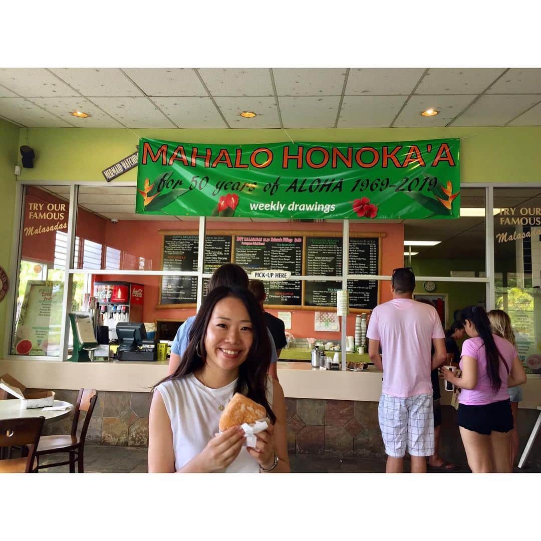 中津悠希のインスタグラム：「ここのマラサダ、めちゃくちゃ美味しかった😍🍩🏝🌈 #hawaii #family #trip #bigisland #texdrivein #malasada #ハワイ #家族旅行」