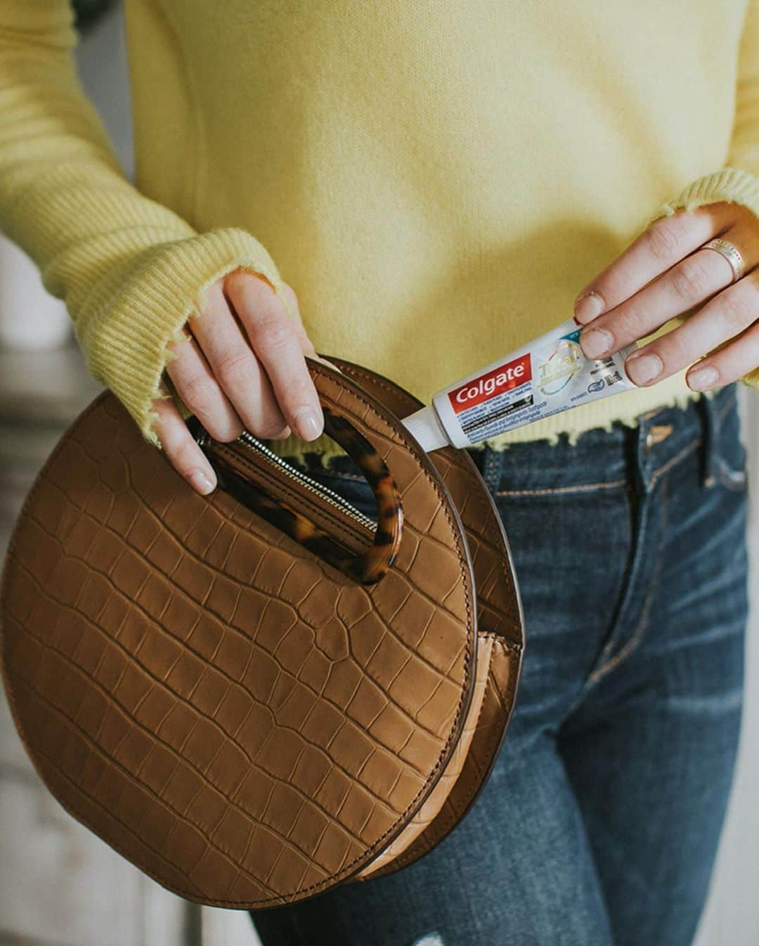 テッサ・ヴァーチュさんのインスタグラム写真 - (テッサ・ヴァーチュInstagram)「Always on the move, and always prepared with my mini @colgate Total 🏃‍♀️! Oral health is intertwined with overall health, and there's no toothpaste I trust more than the #NewColgateTotal formula. What's your reason to smile?  #ColgateSmile #ad」6月20日 9時28分 - tessavirtue17